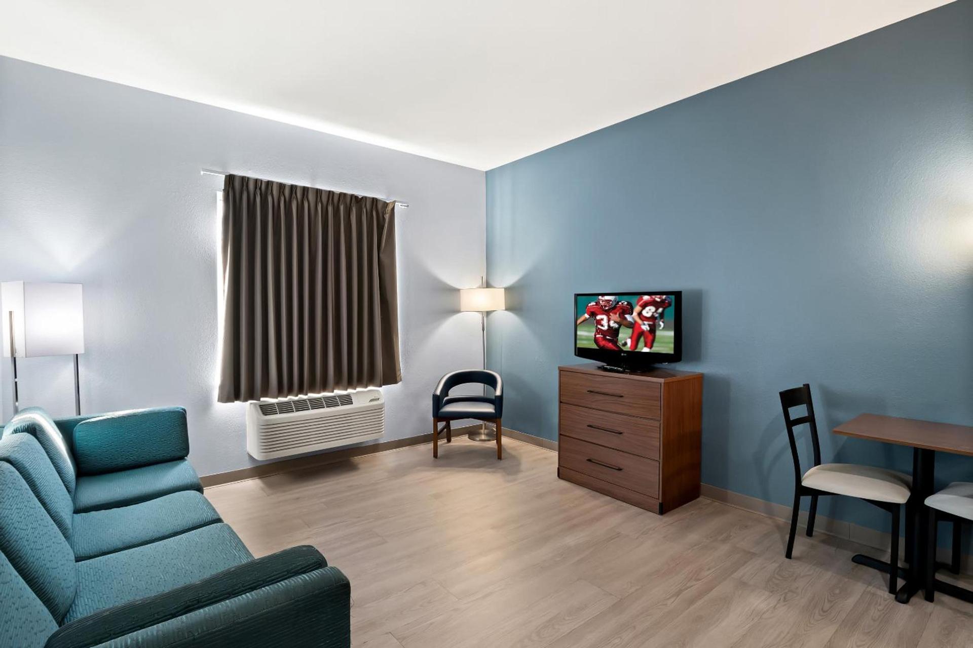 HomeTowne Studios by Red Roof East Lansing - Okemos photo 25