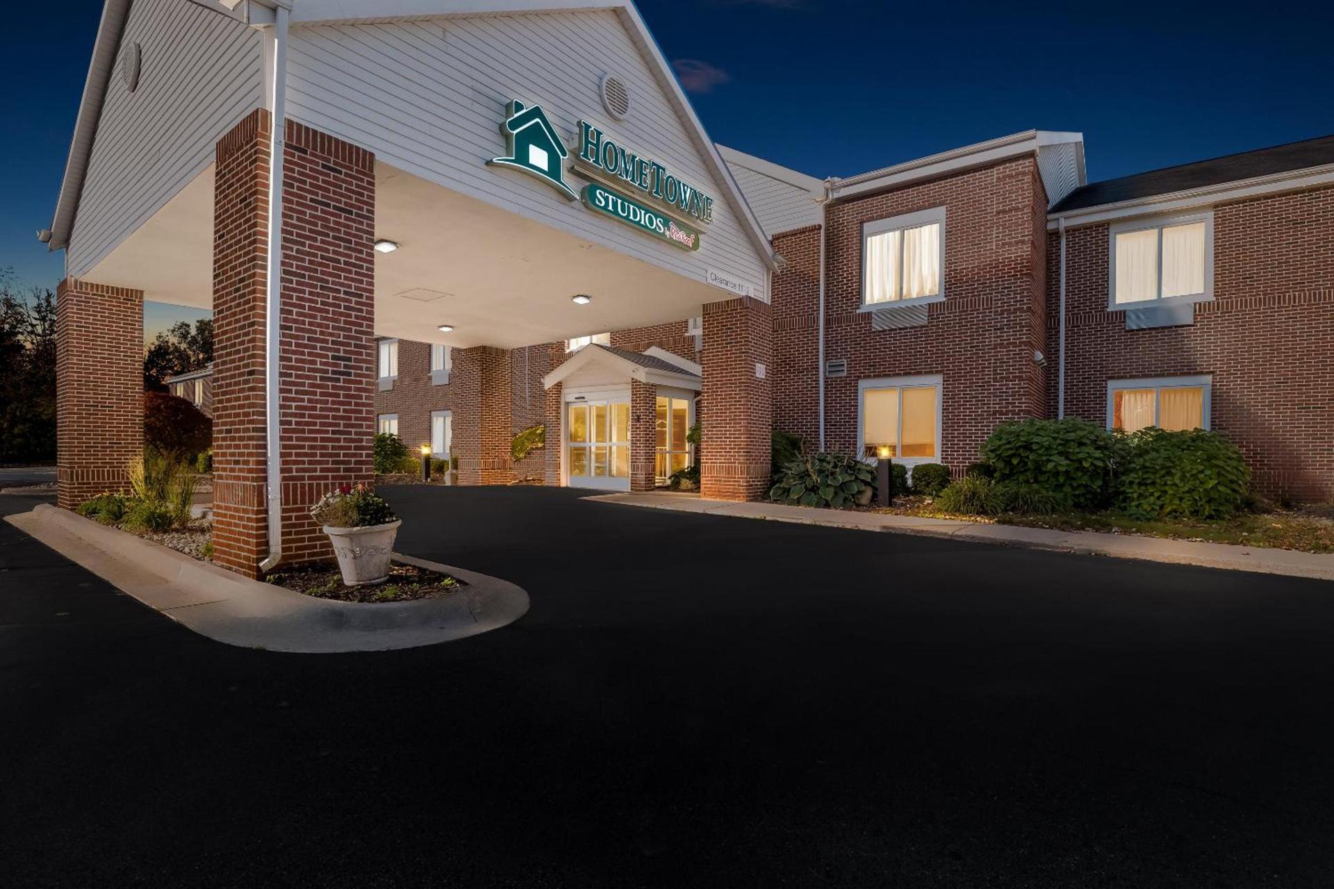 HomeTowne Studios by Red Roof East Lansing - Okemos photo 4