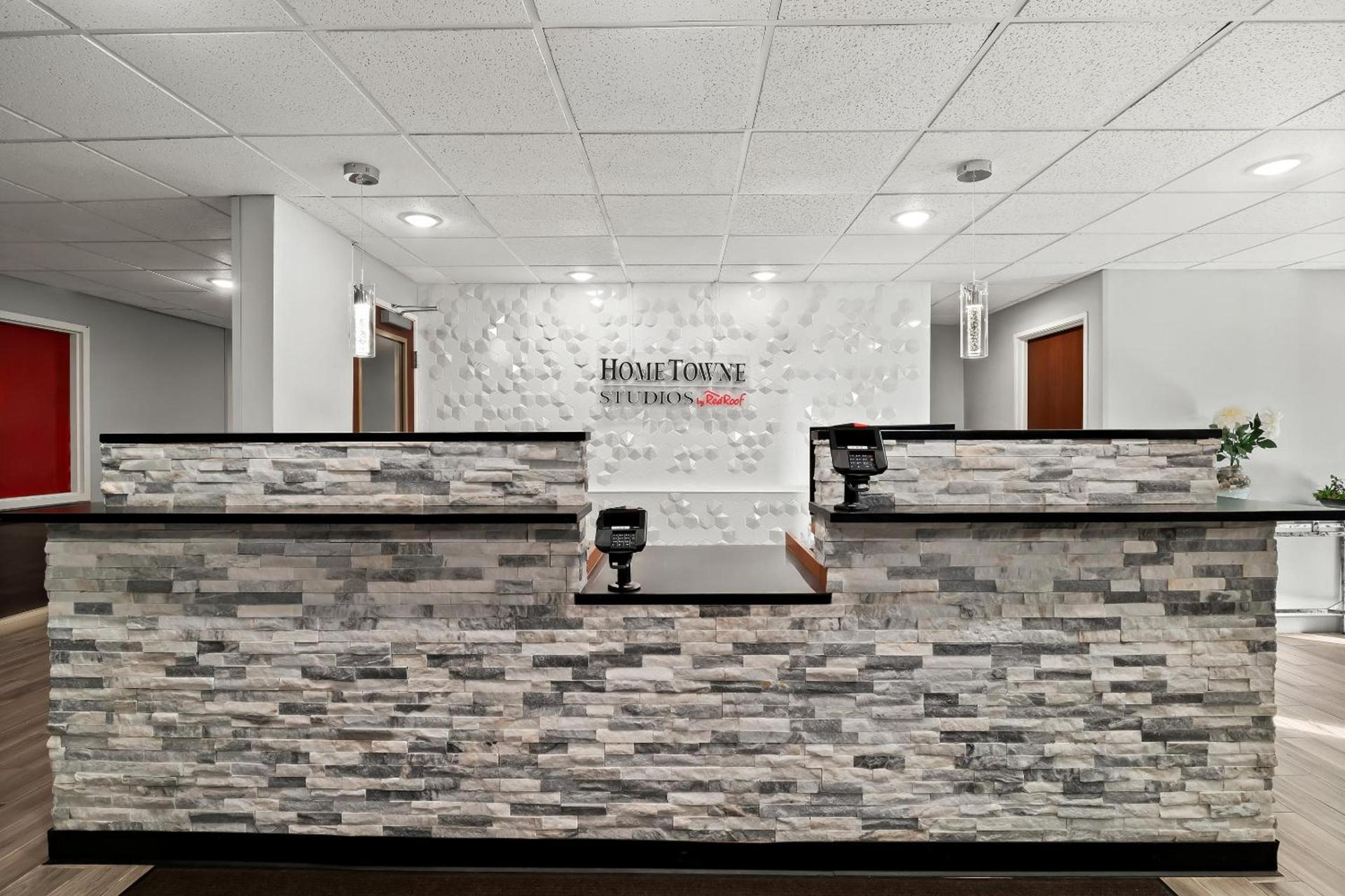 HomeTowne Studios by Red Roof East Lansing - Okemos photo 8