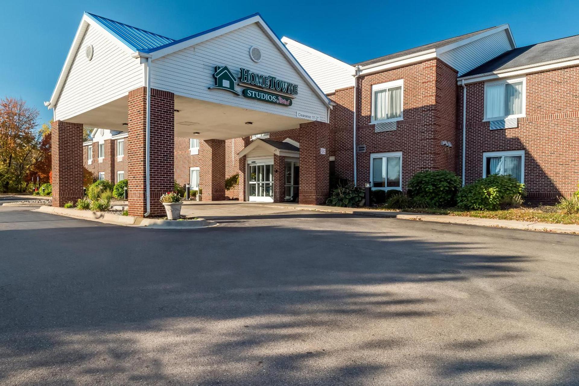 HomeTowne Studios by Red Roof East Lansing - Okemos — hotel in Okemos