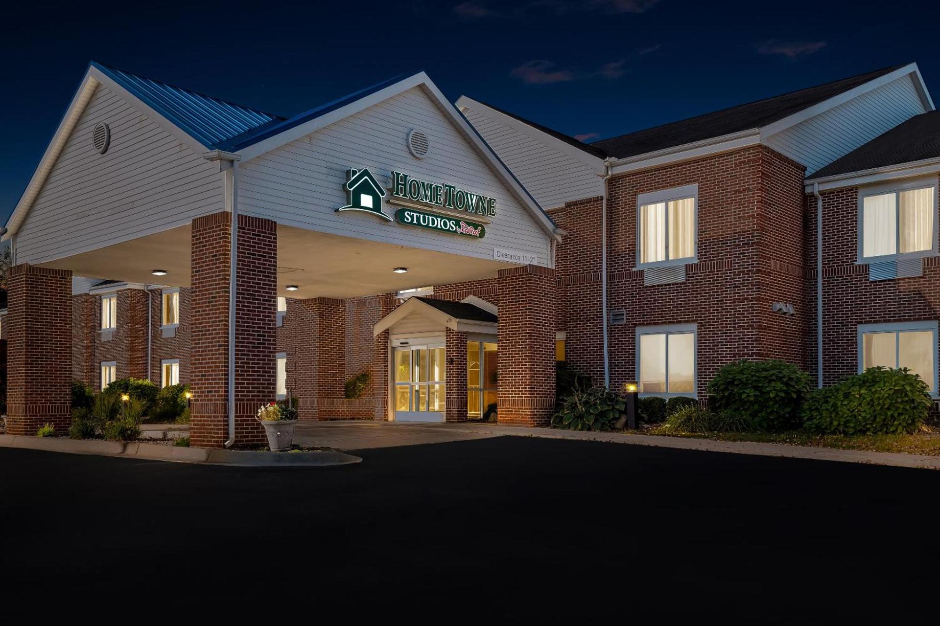 HomeTowne Studios by Red Roof East Lansing - Okemos photo 5