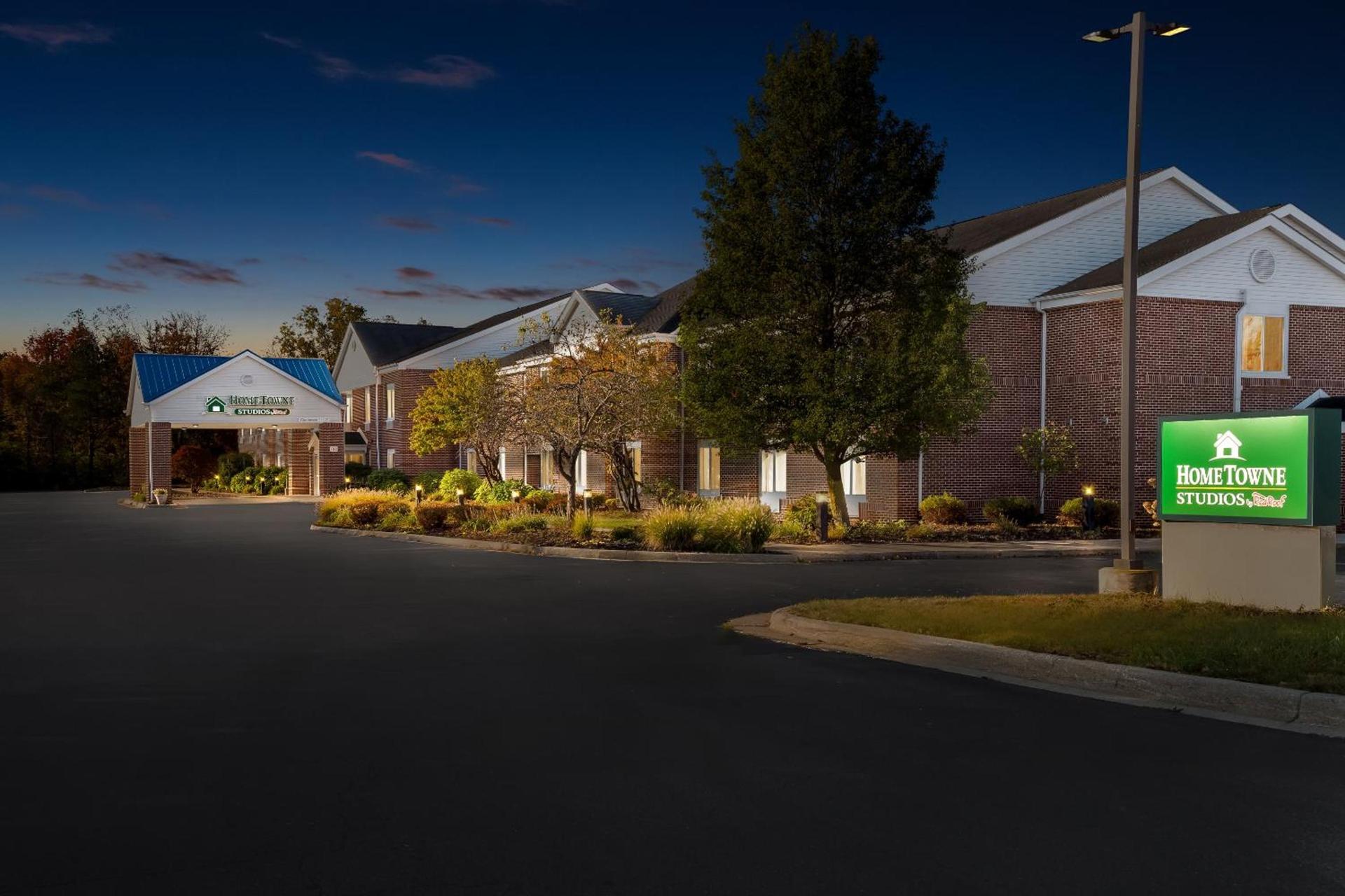HomeTowne Studios by Red Roof East Lansing - Okemos photo 7