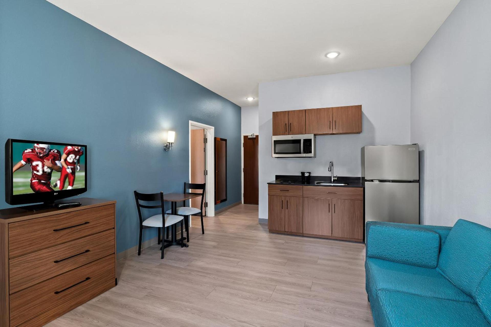 HomeTowne Studios by Red Roof East Lansing - Okemos photo 24