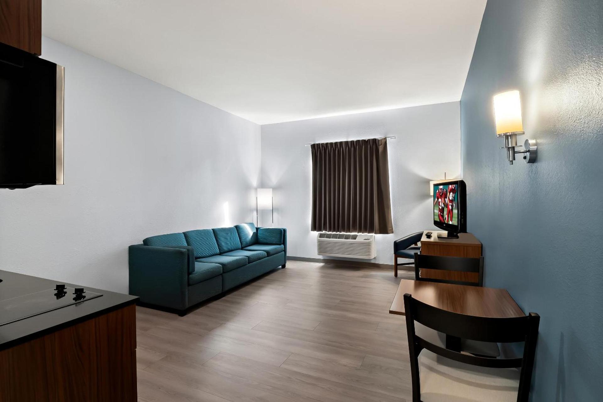 HomeTowne Studios by Red Roof East Lansing - Okemos photo 26