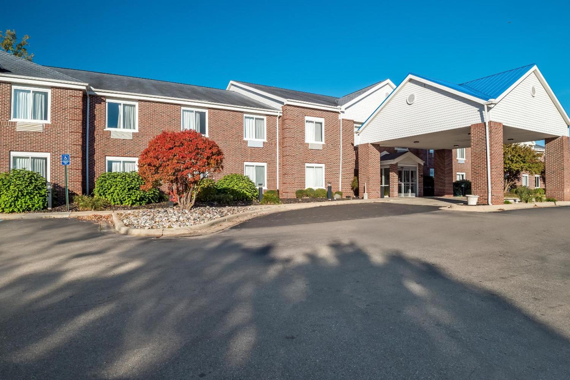 HomeTowne Studios by Red Roof East Lansing - Okemos photo 3