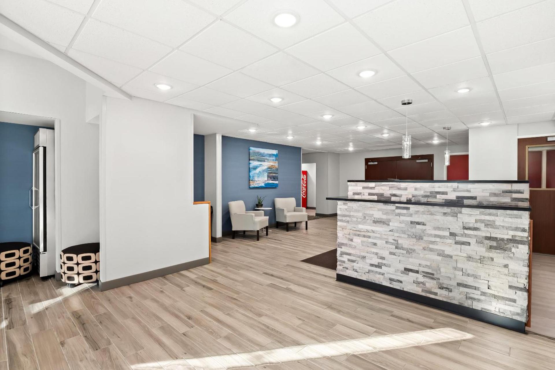 HomeTowne Studios by Red Roof East Lansing - Okemos photo 10