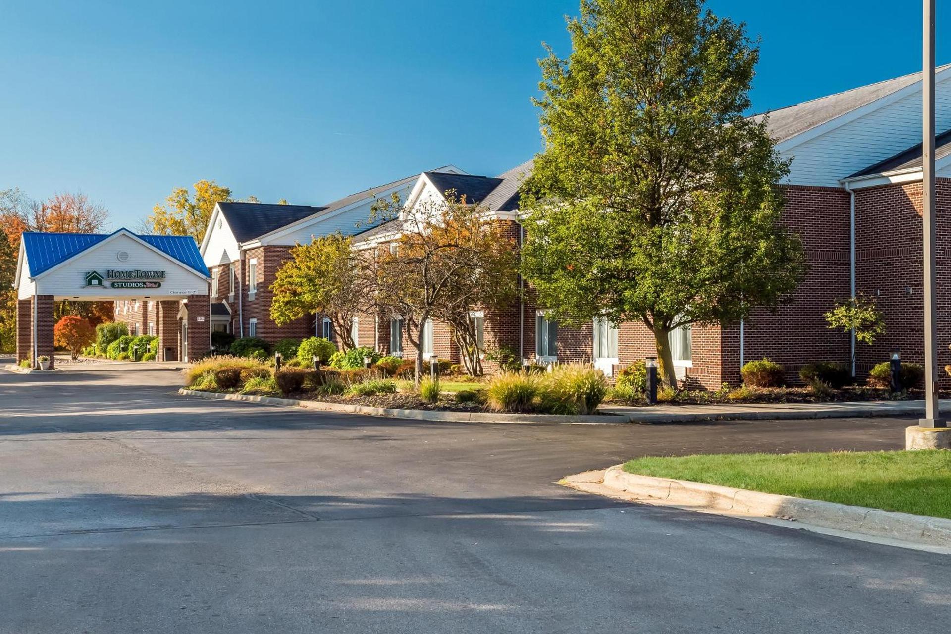 HomeTowne Studios by Red Roof East Lansing - Okemos photo 2