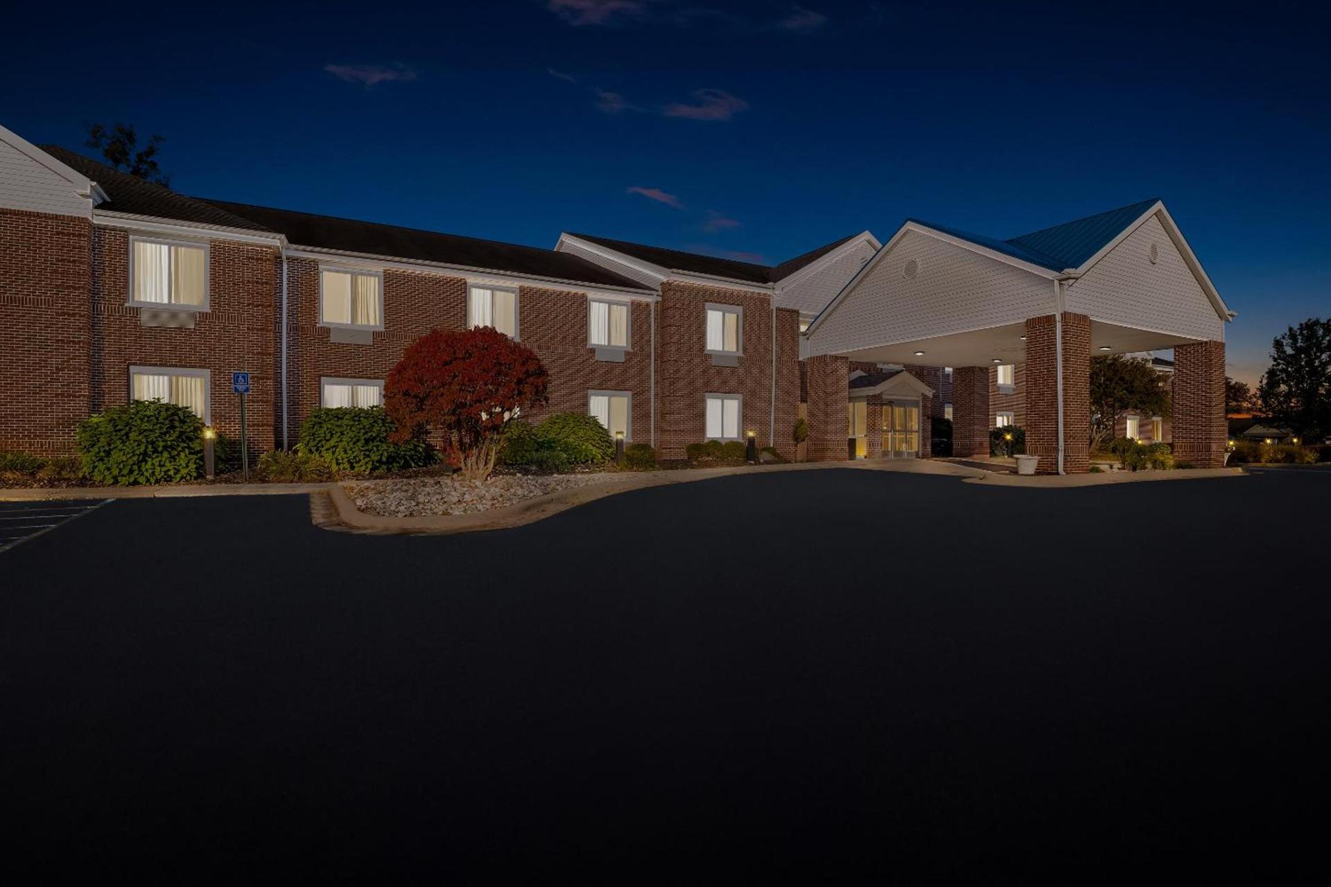 HomeTowne Studios by Red Roof East Lansing - Okemos photo 6