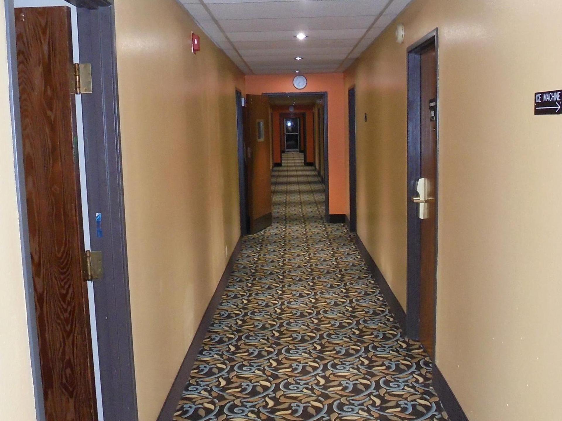 Super 8 by Wyndham Okawville photo 22