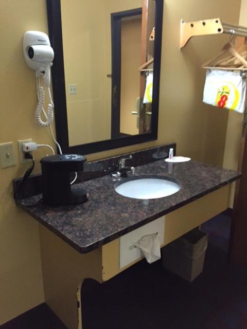 Super 8 by Wyndham Okawville photo 25