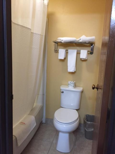 Super 8 by Wyndham Okawville photo 24