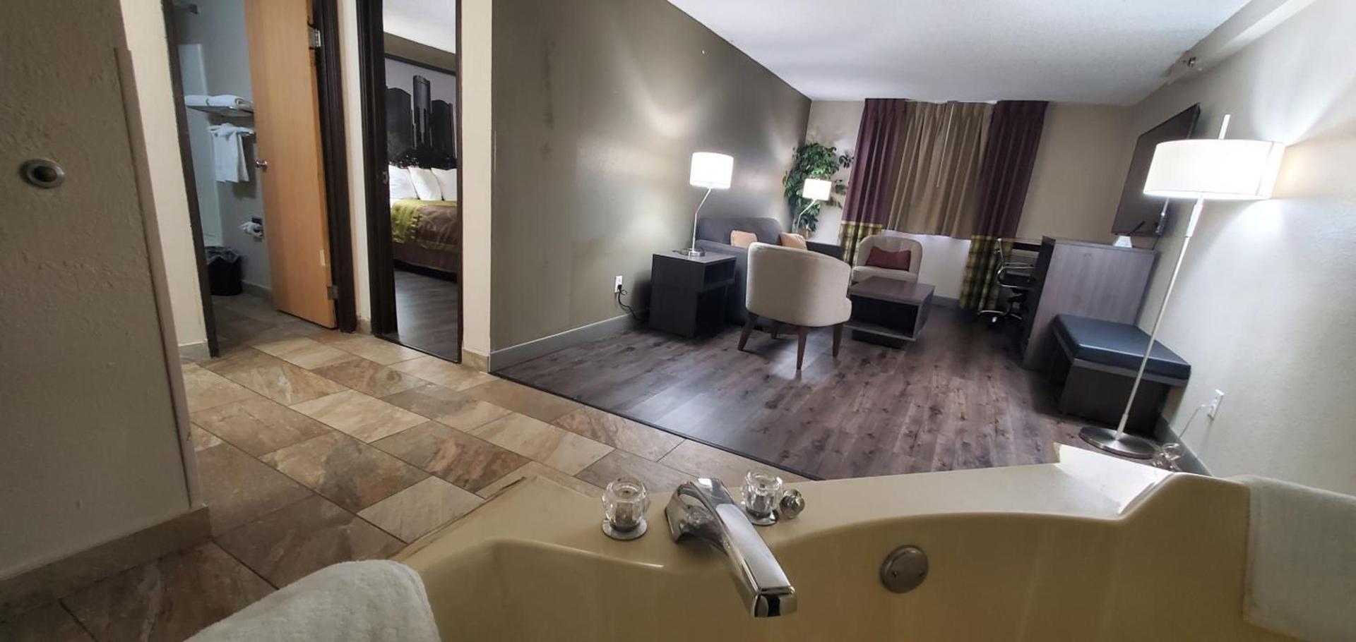 Super 8 by Wyndham Sterling Heights/Detroit Area photo 15