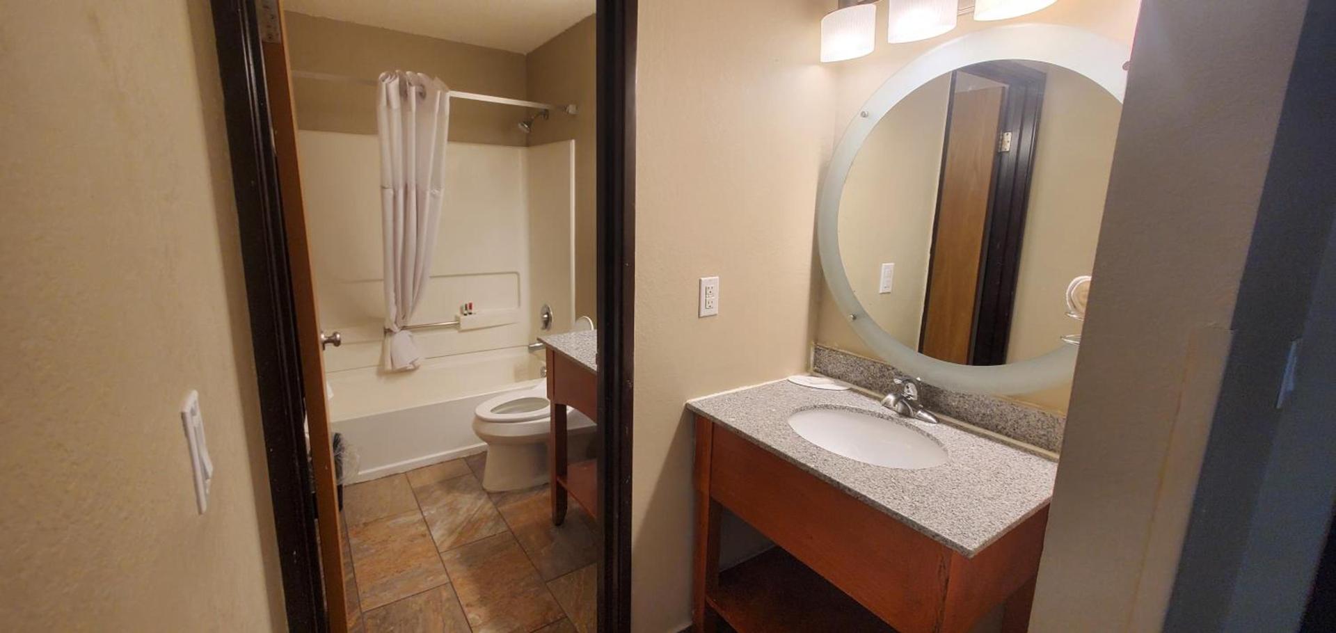 Super 8 by Wyndham Sterling Heights/Detroit Area photo 17