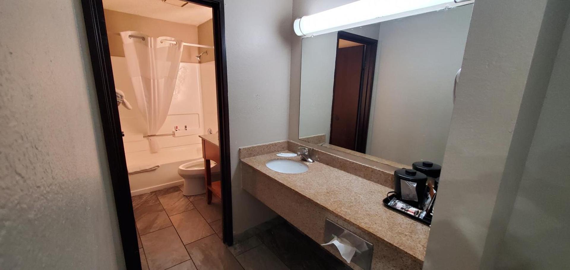Super 8 by Wyndham Sterling Heights/Detroit Area photo 19
