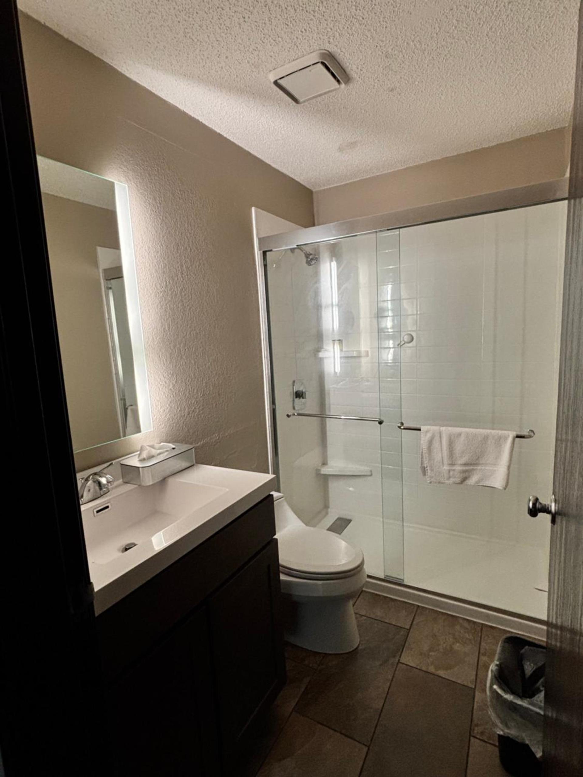 Super 8 by Wyndham Sterling Heights/Detroit Area photo 20