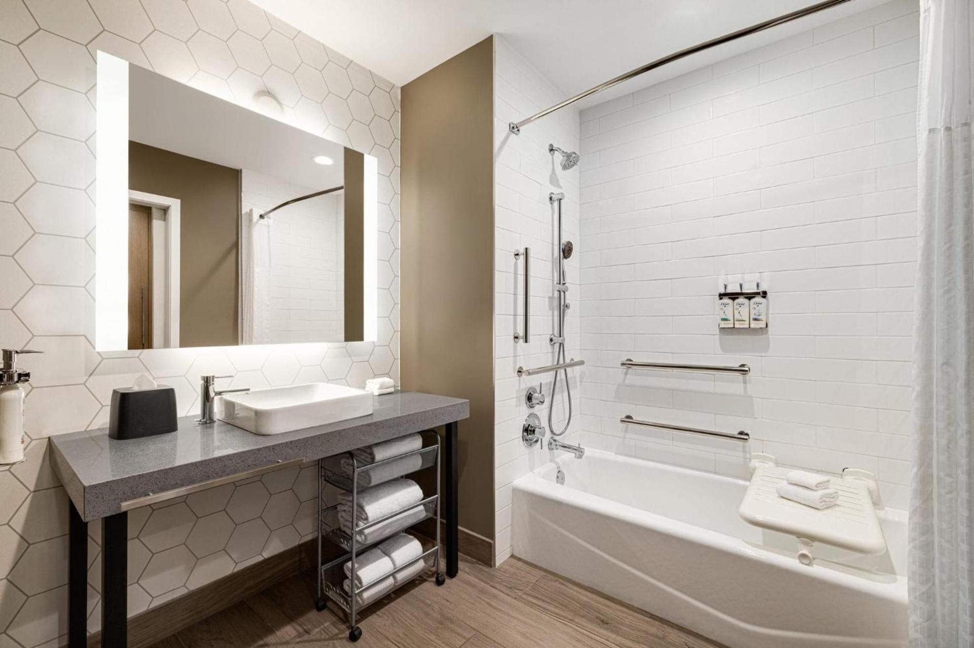 Holiday Inn & Suites Nashville Downtown - Broadway by IHG photo 97