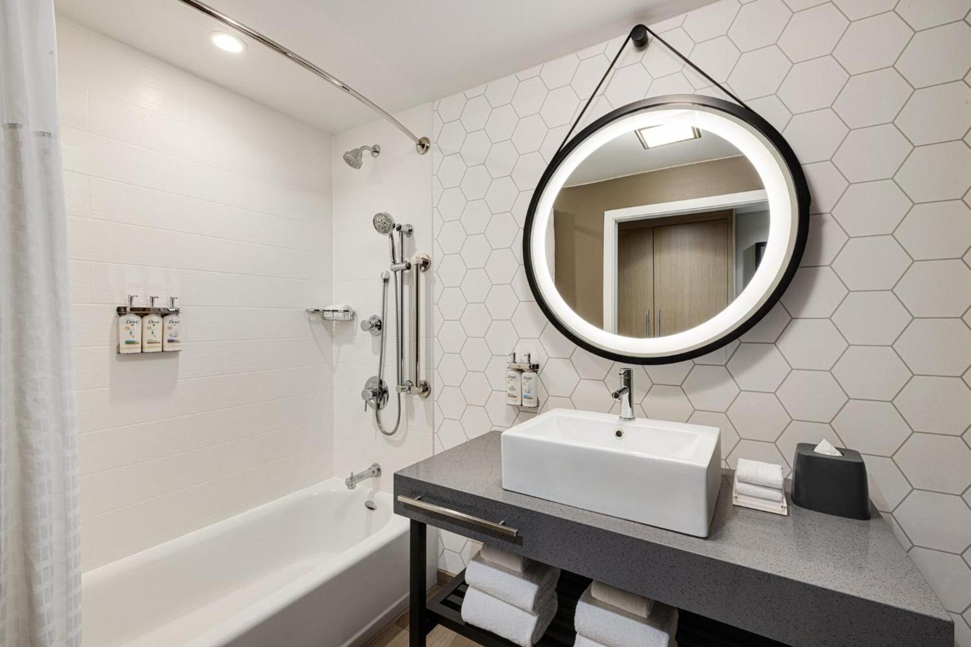 Holiday Inn & Suites Nashville Downtown - Broadway by IHG photo 99