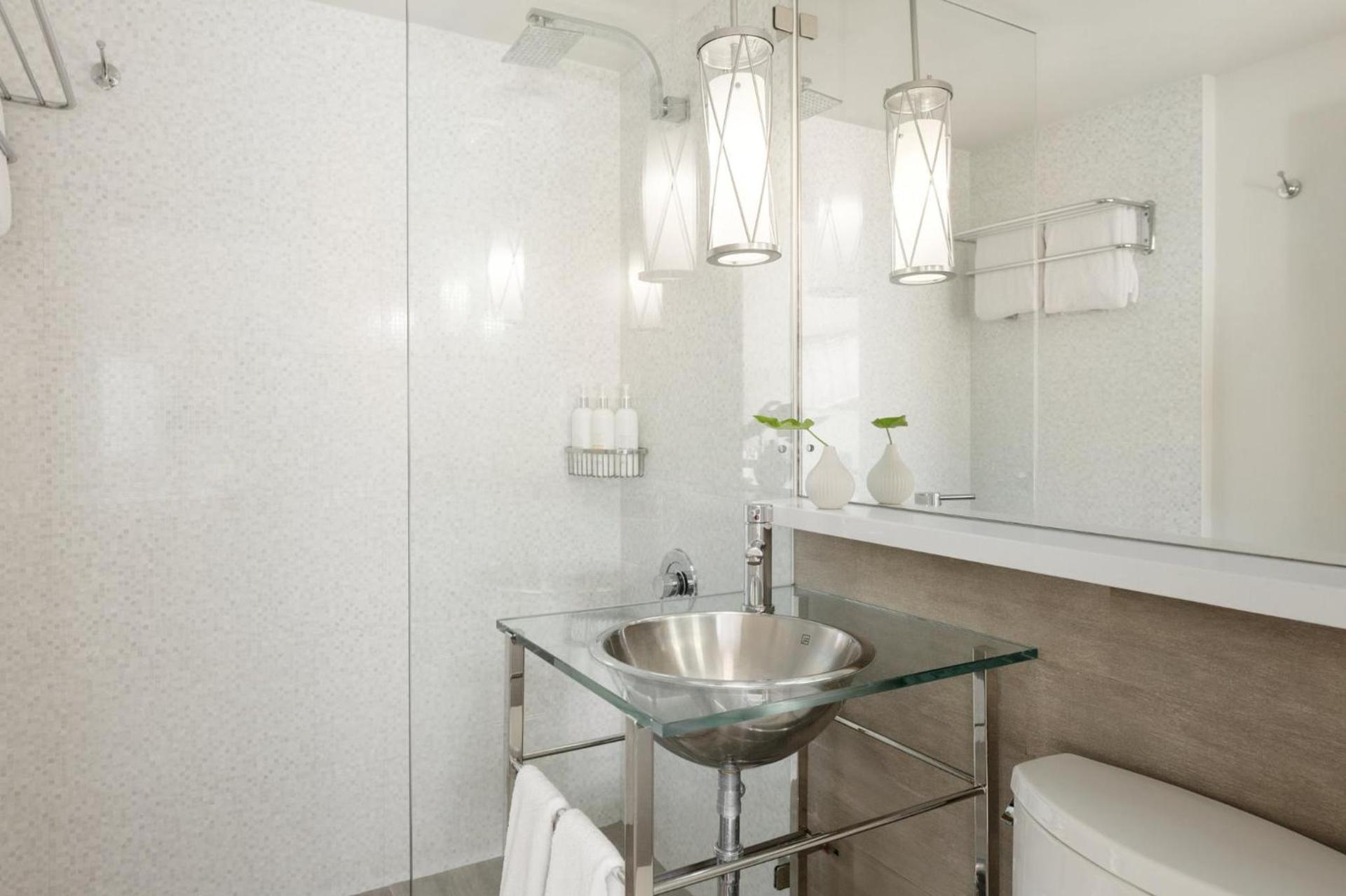 Kimpton Surfcomber Hotel by IHG photo 18