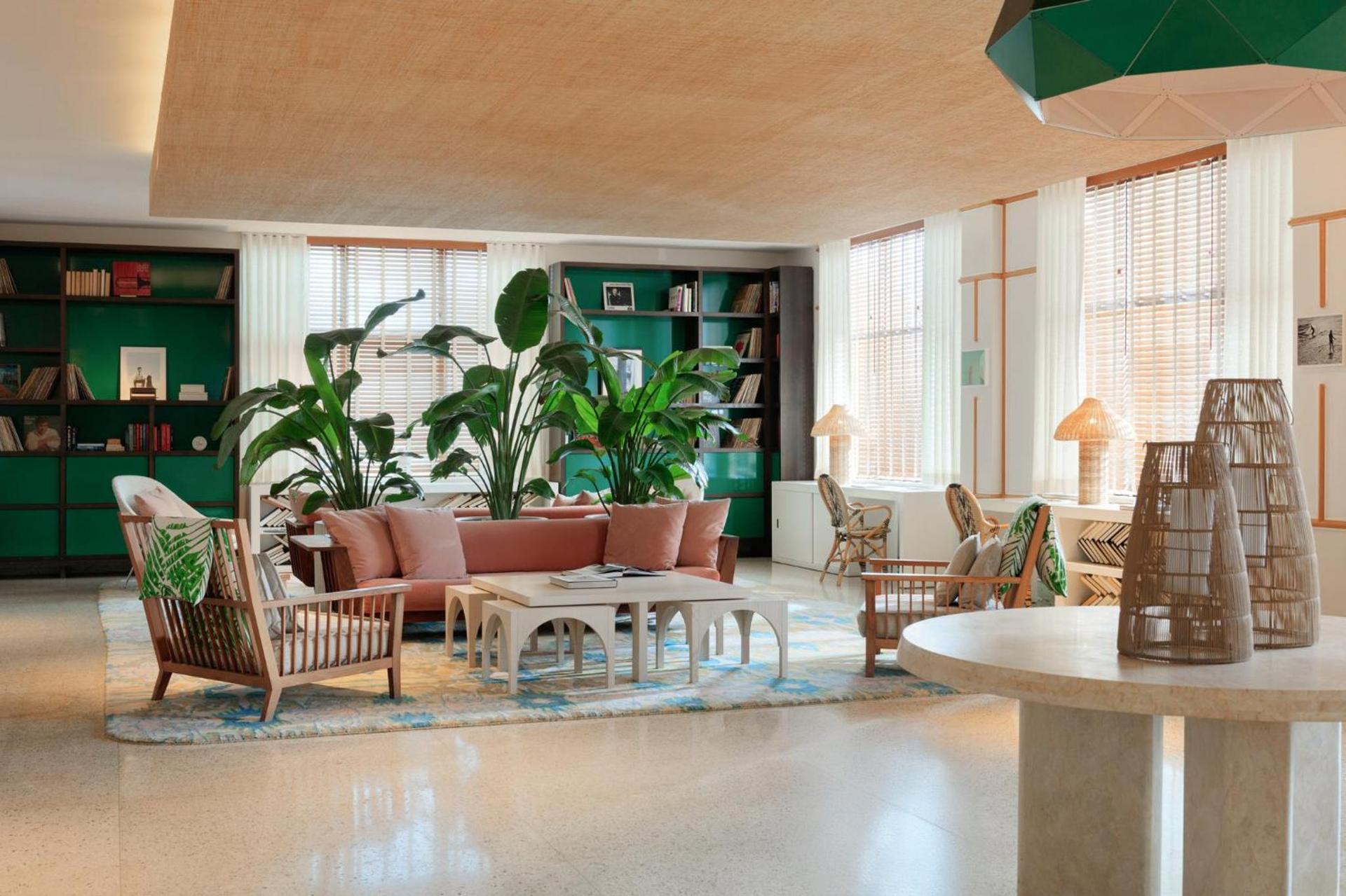 Kimpton Surfcomber Hotel by IHG photo 81