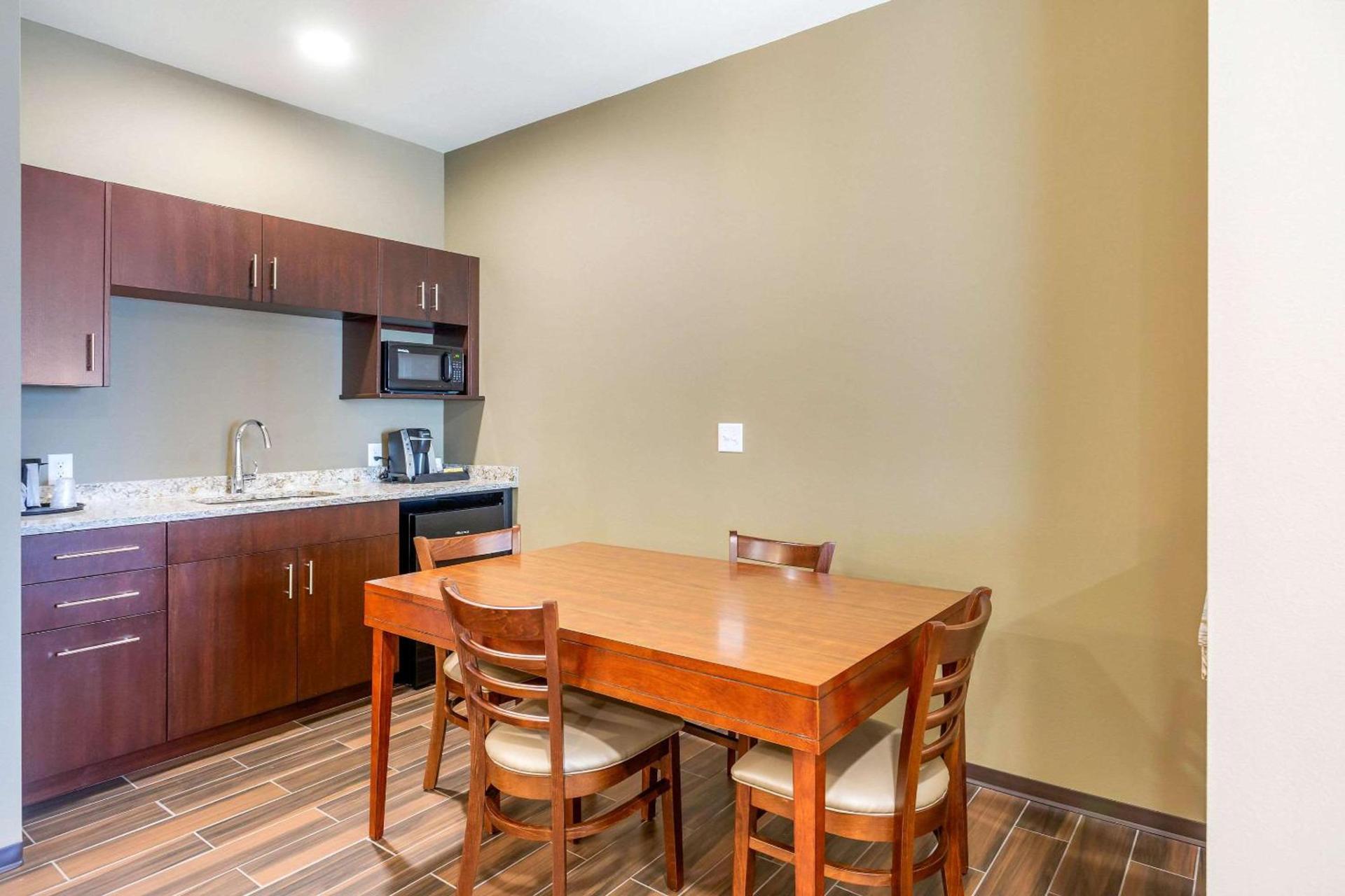 Comfort Suites Burlington near I-5 photo 12
