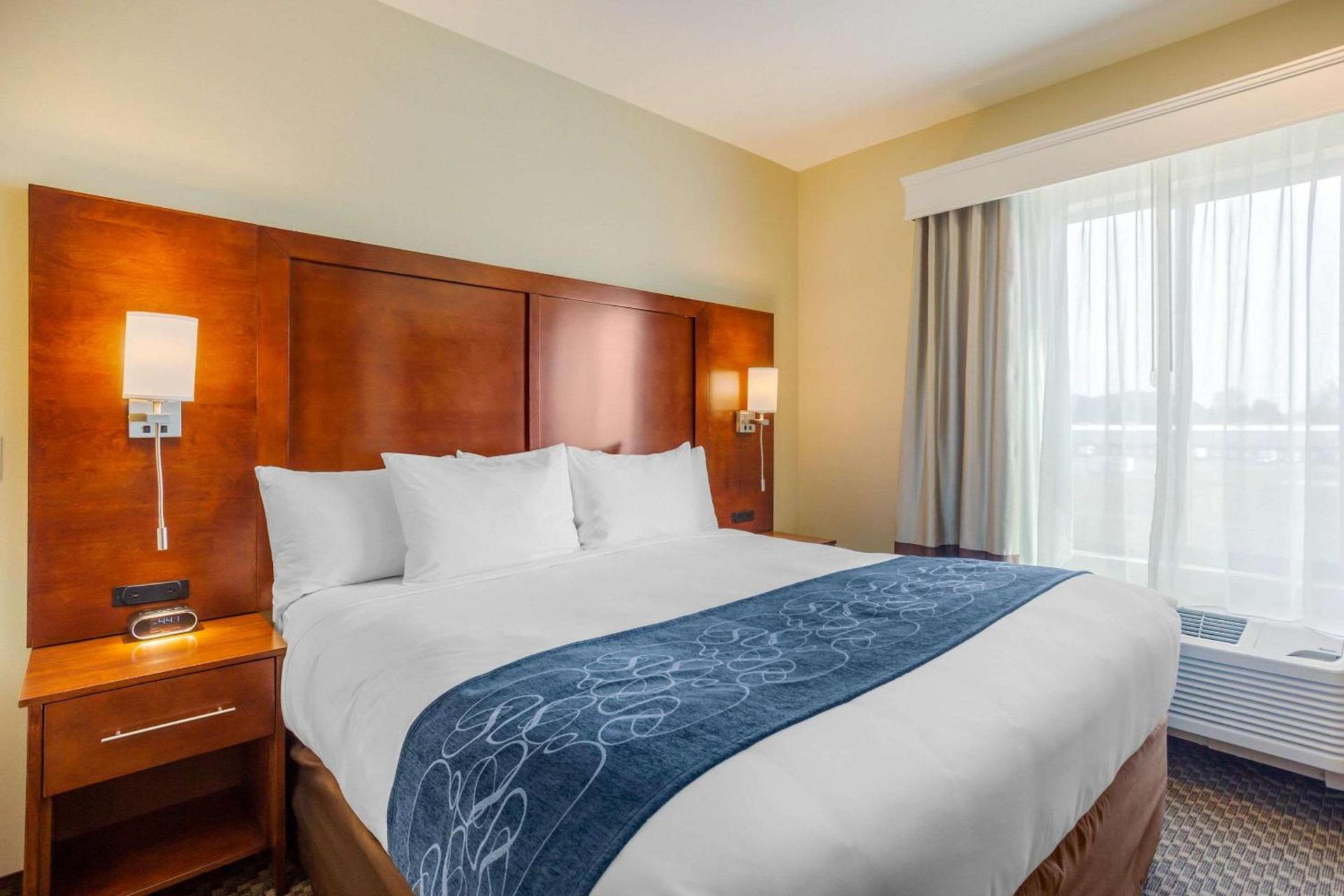 Comfort Suites Burlington near I-5 photo 17