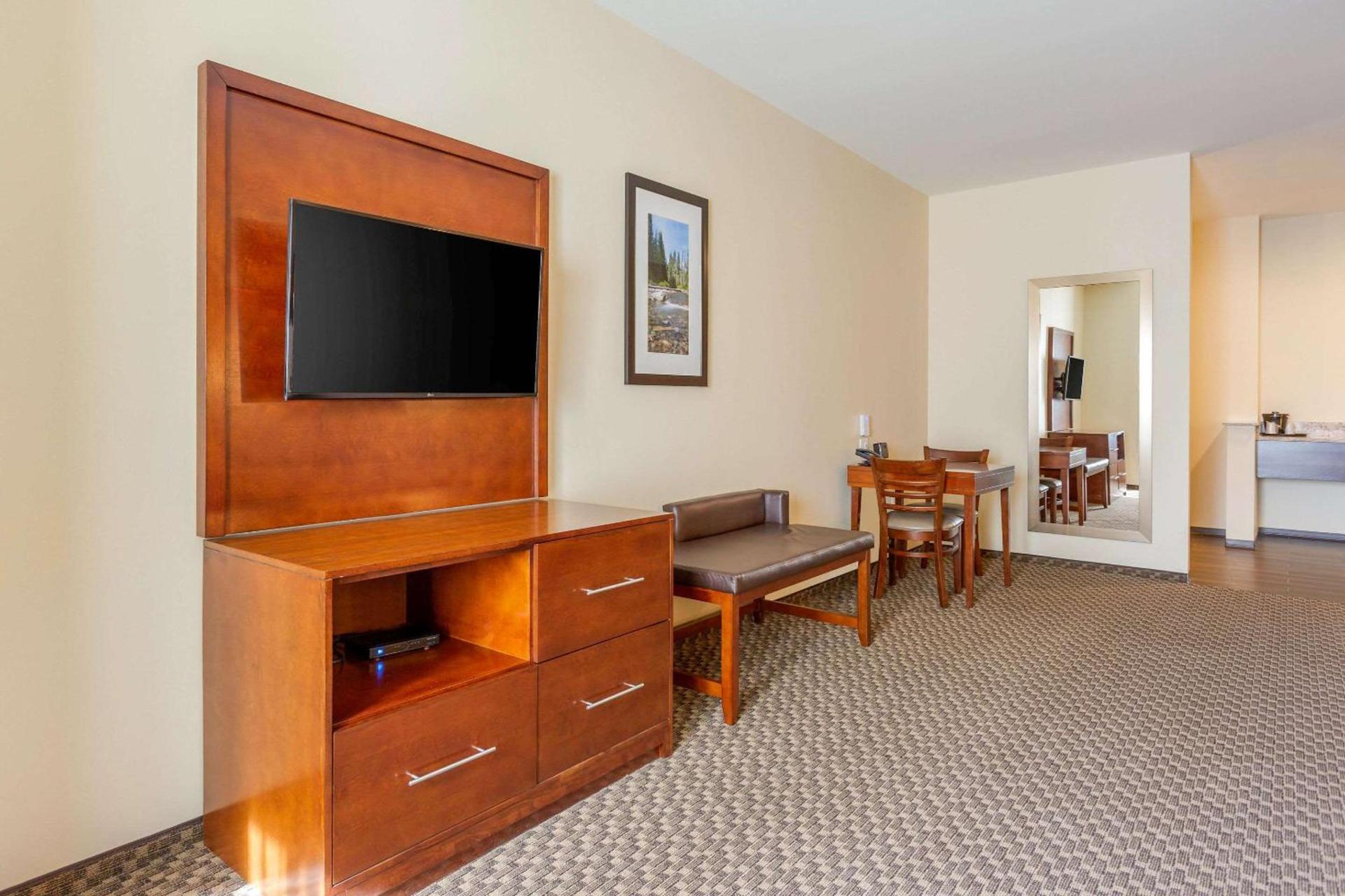 Comfort Suites Burlington near I-5 photo 23