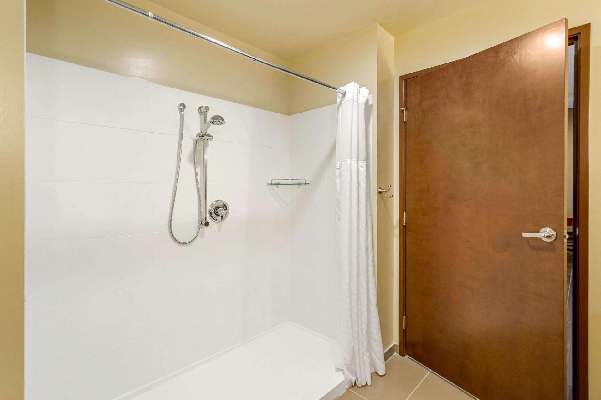 Comfort Suites Burlington near I-5 photo 33