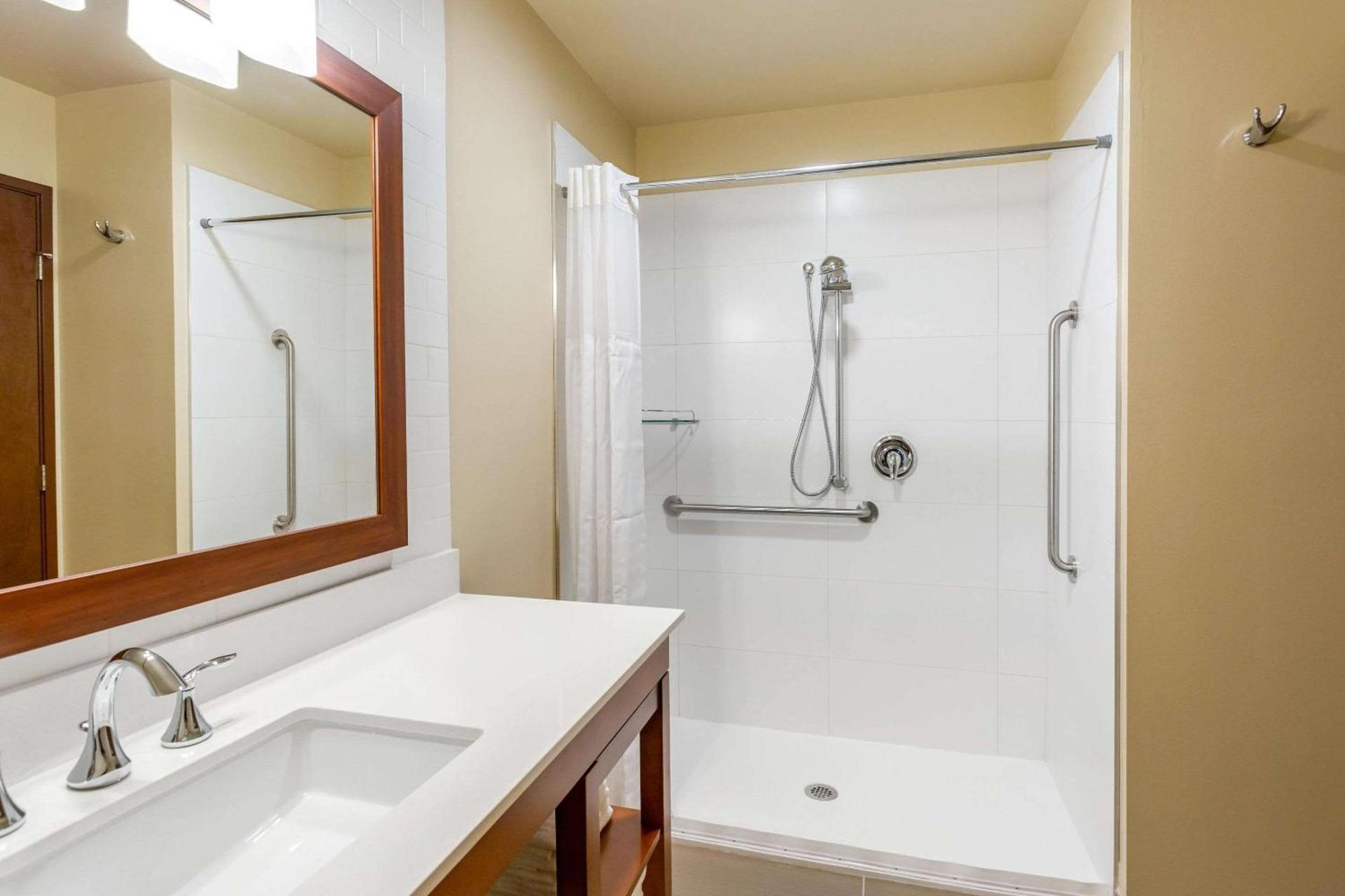 Comfort Suites Burlington near I-5 photo 35