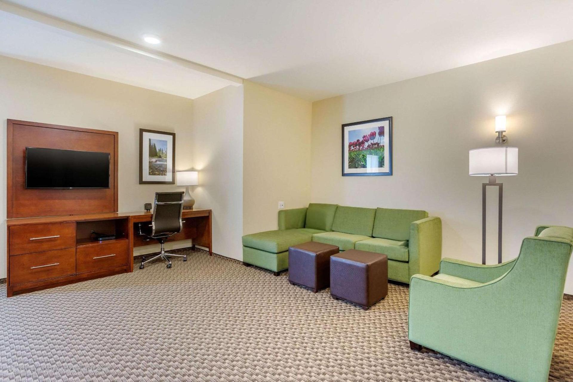 Comfort Suites Burlington near I-5 photo 39