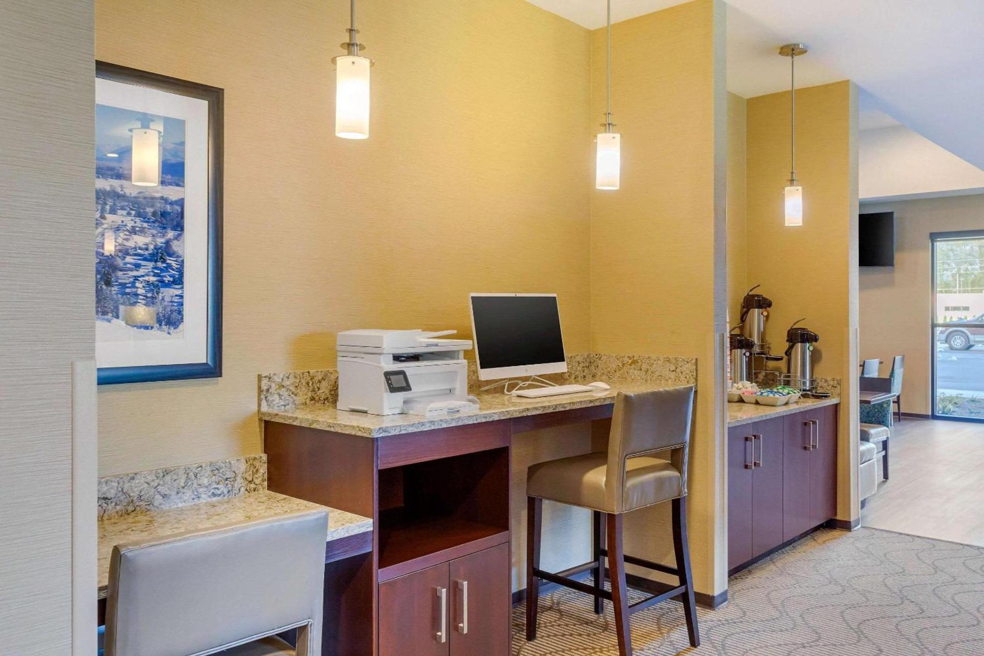 Comfort Suites Burlington near I-5 photo 45
