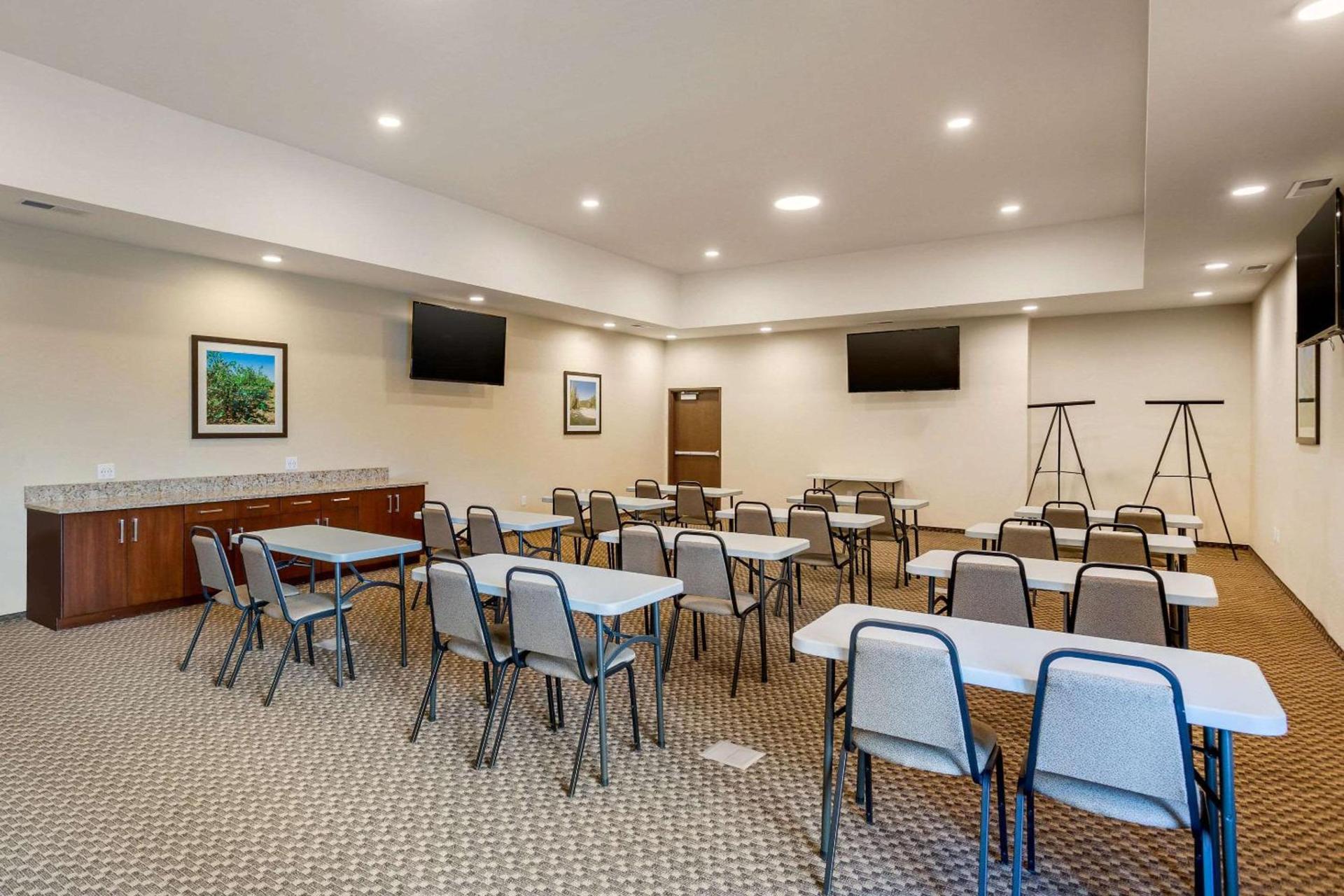 Comfort Suites Burlington near I-5 photo 46