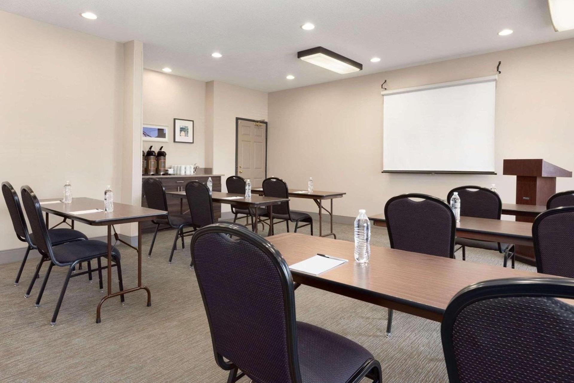 Country Inn & Suites by Radisson, Romeoville - Bolingbrook photo 35