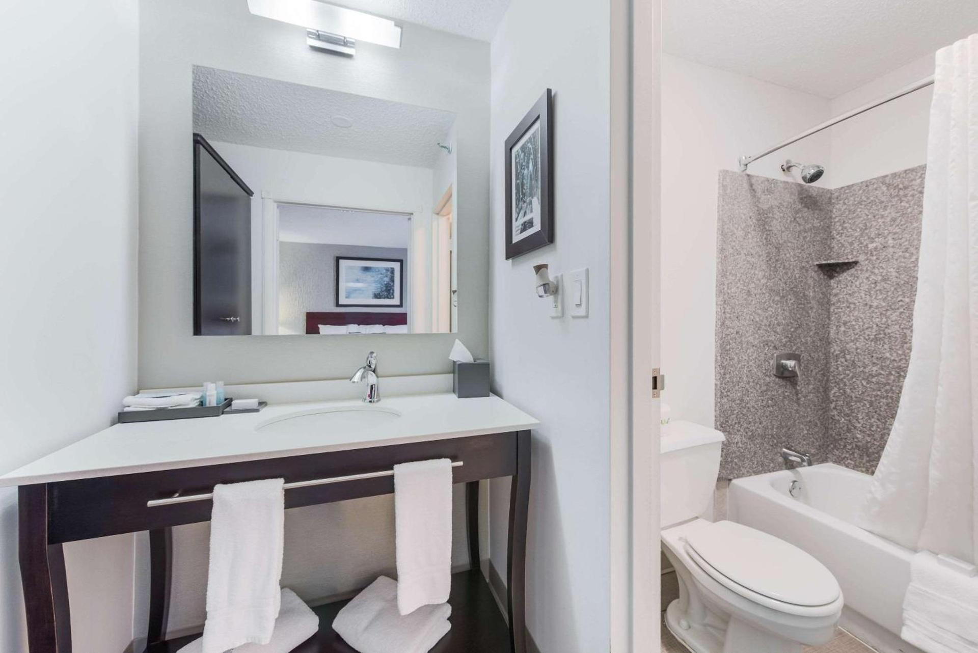 The Blu Hotel Blue Ash Cincinnati, an Ascend Collection Hotel photo 12