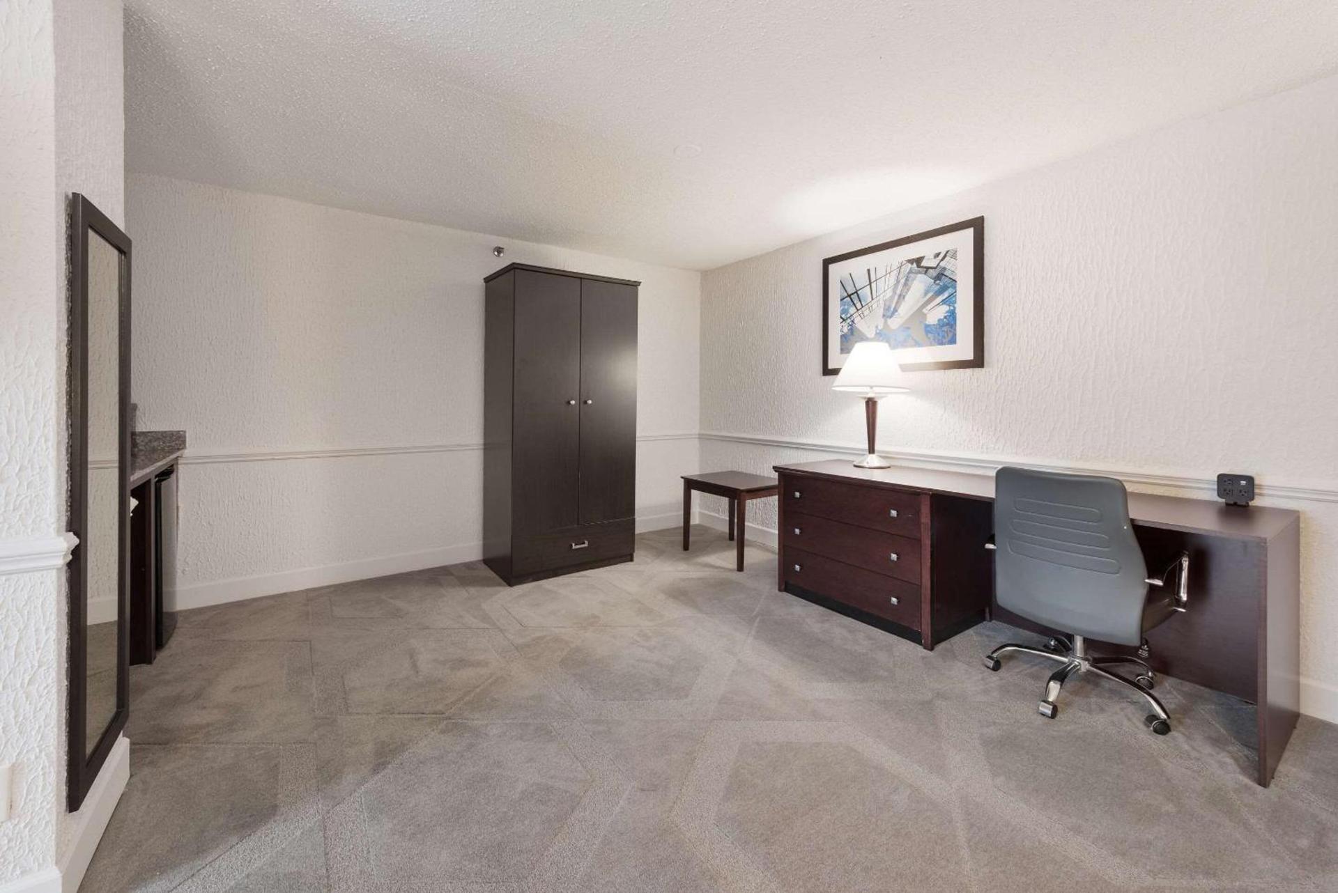 The Blu Hotel Blue Ash Cincinnati, an Ascend Collection Hotel photo 26