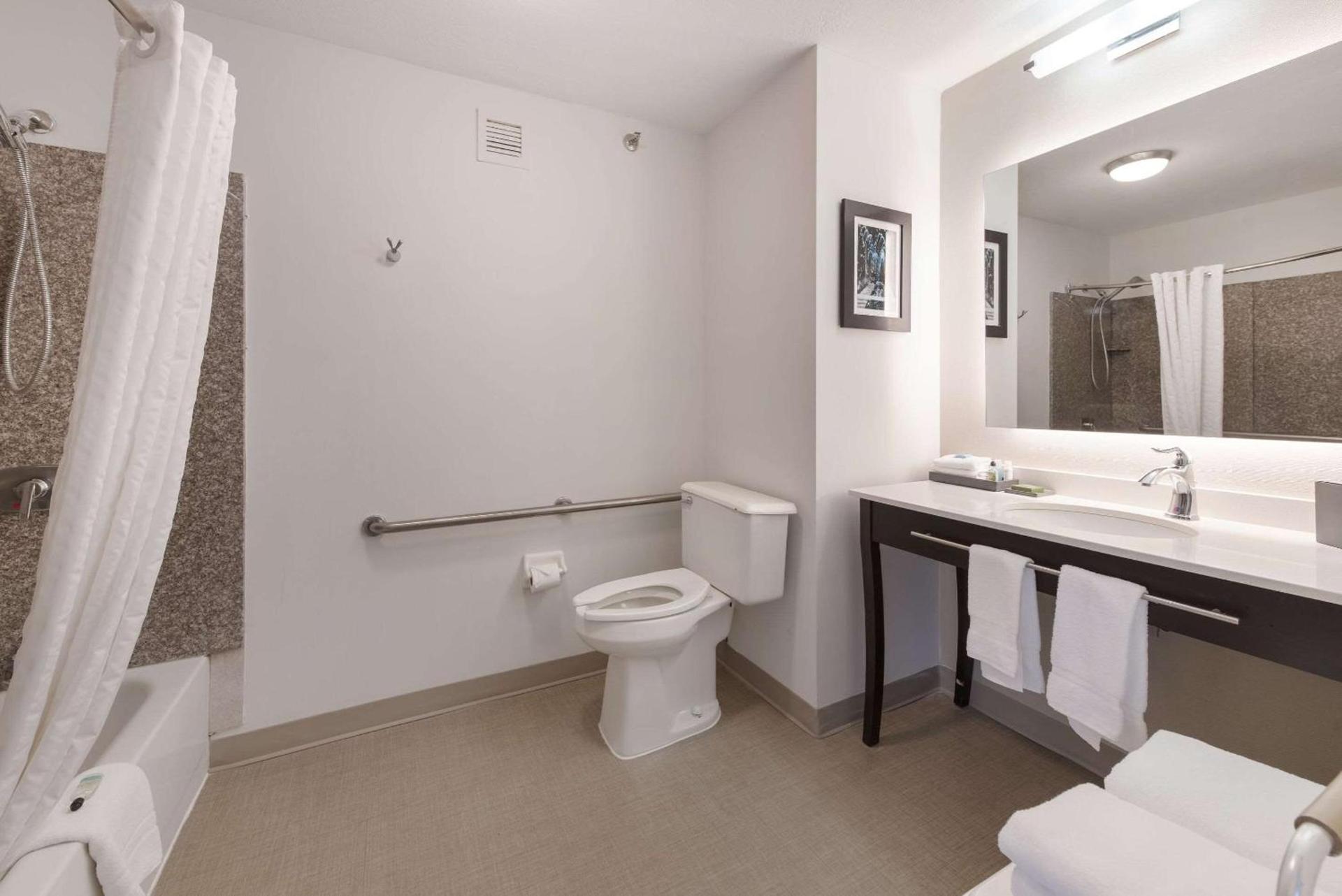 The Blu Hotel Blue Ash Cincinnati, an Ascend Collection Hotel photo 29