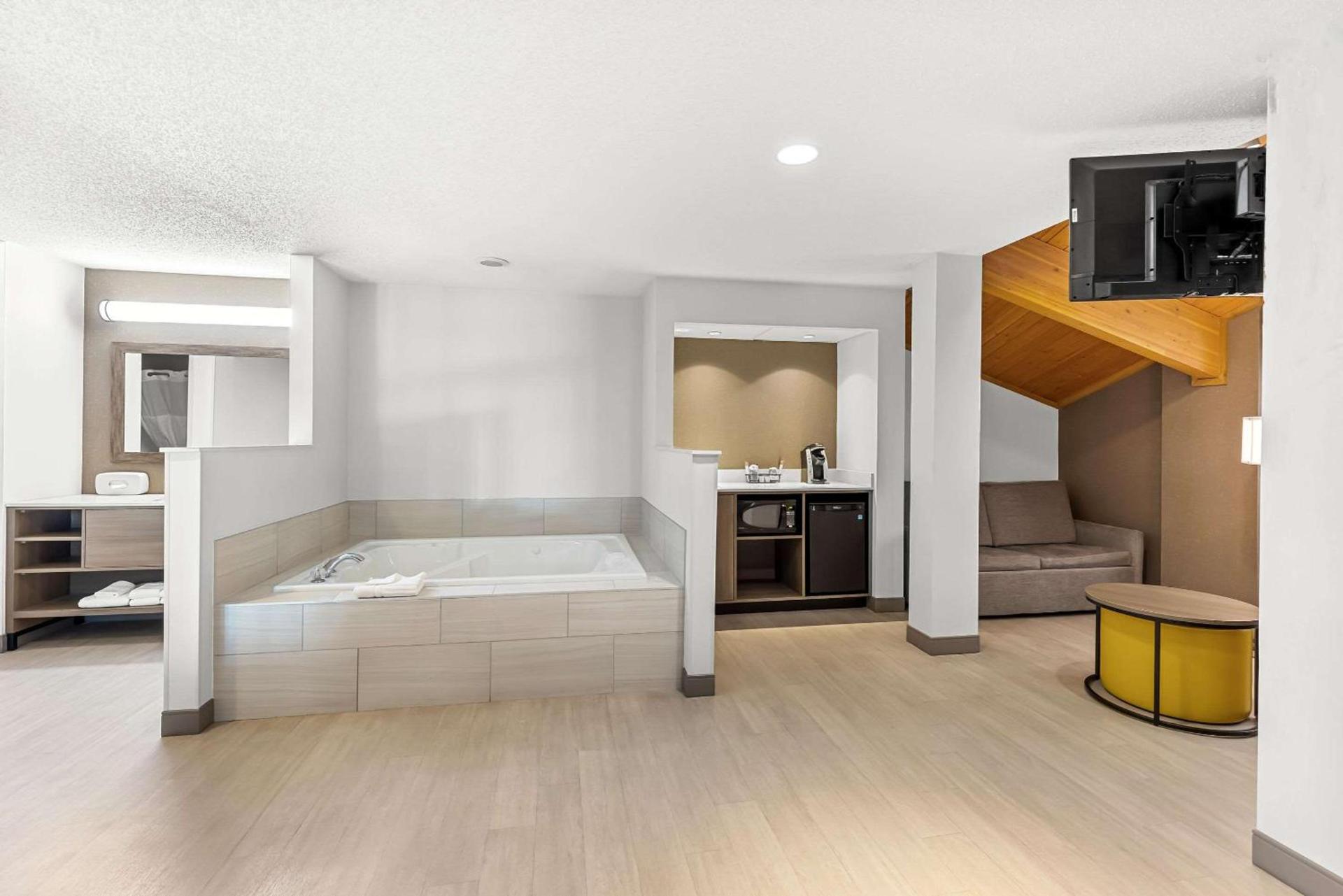 Comfort Inn Painesville - Concord photo 9