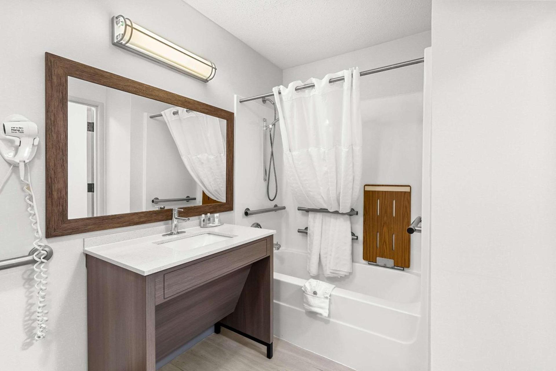 Comfort Inn Painesville - Concord photo 29