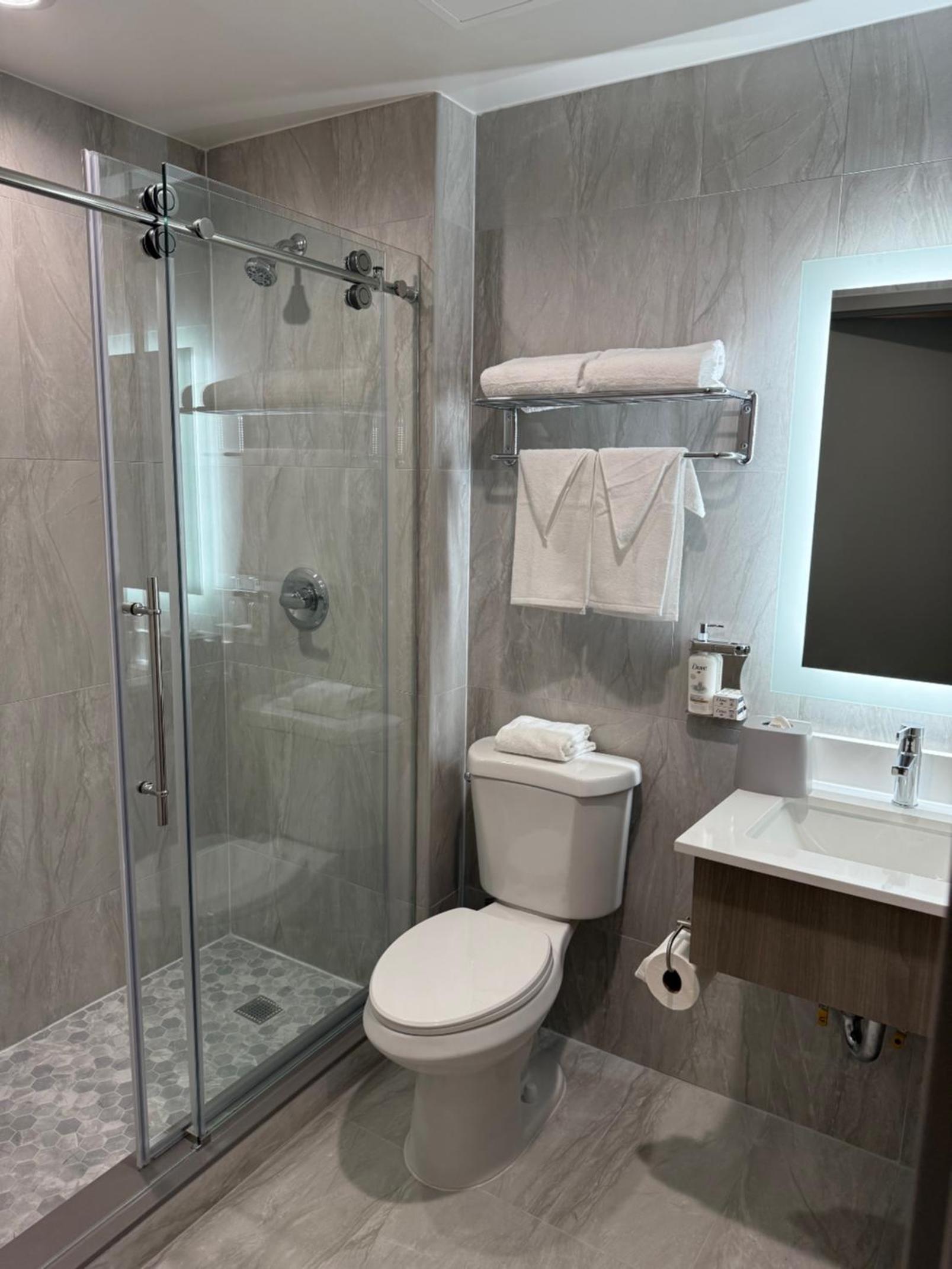 Holiday Inn Express & Suites photo 2
