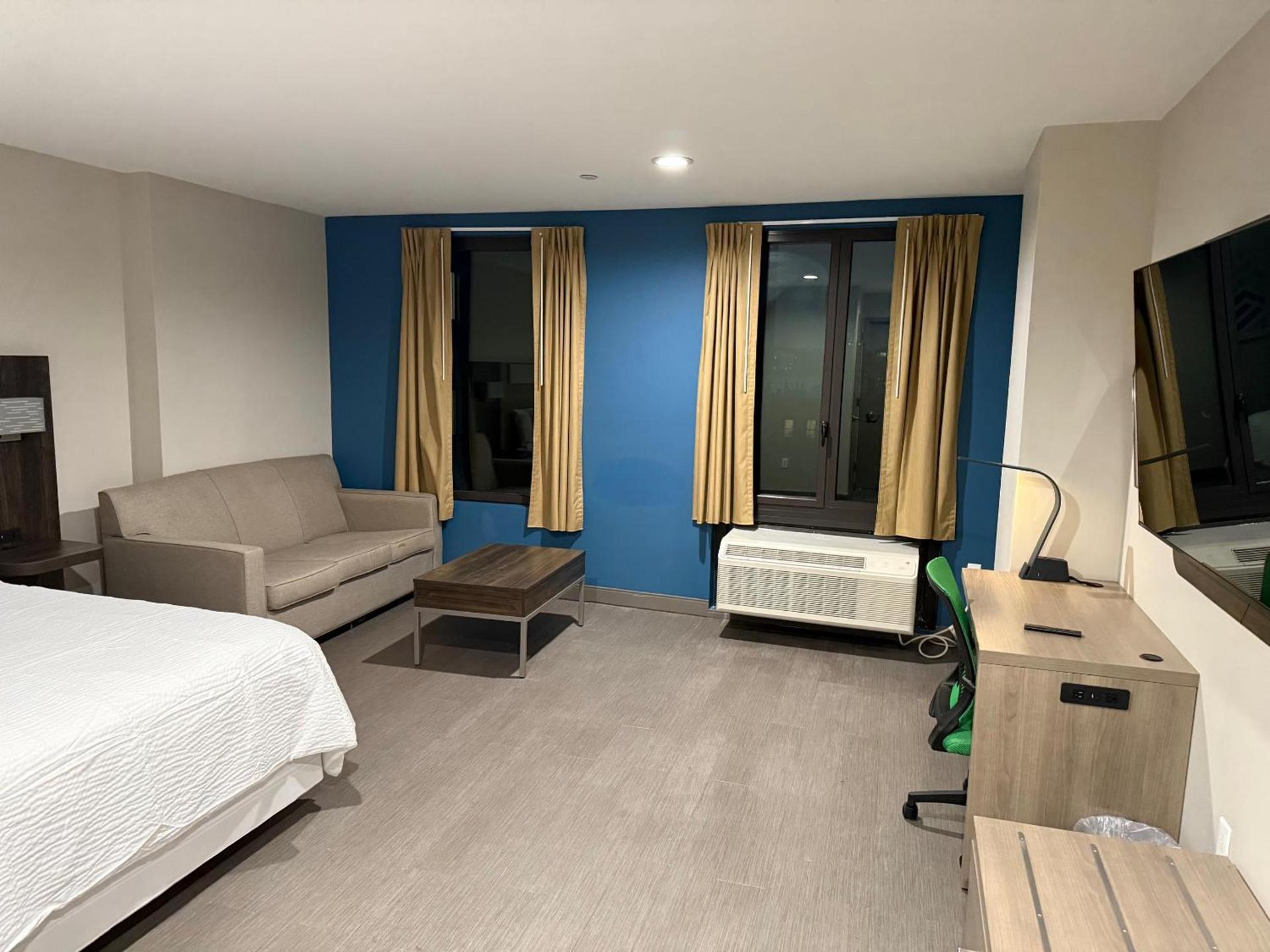 Holiday Inn Express & Suites photo 5