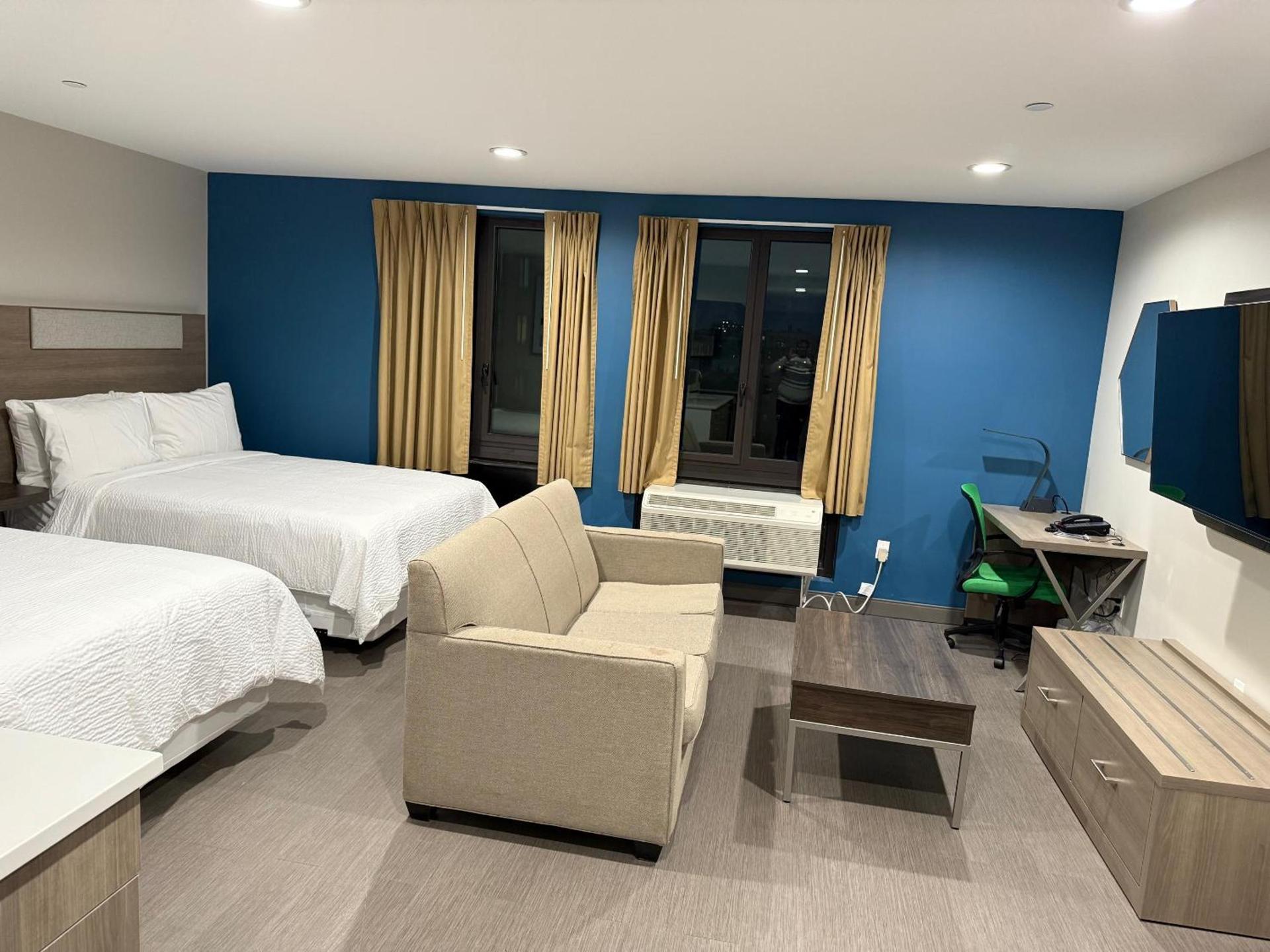 Holiday Inn Express & Suites photo 6
