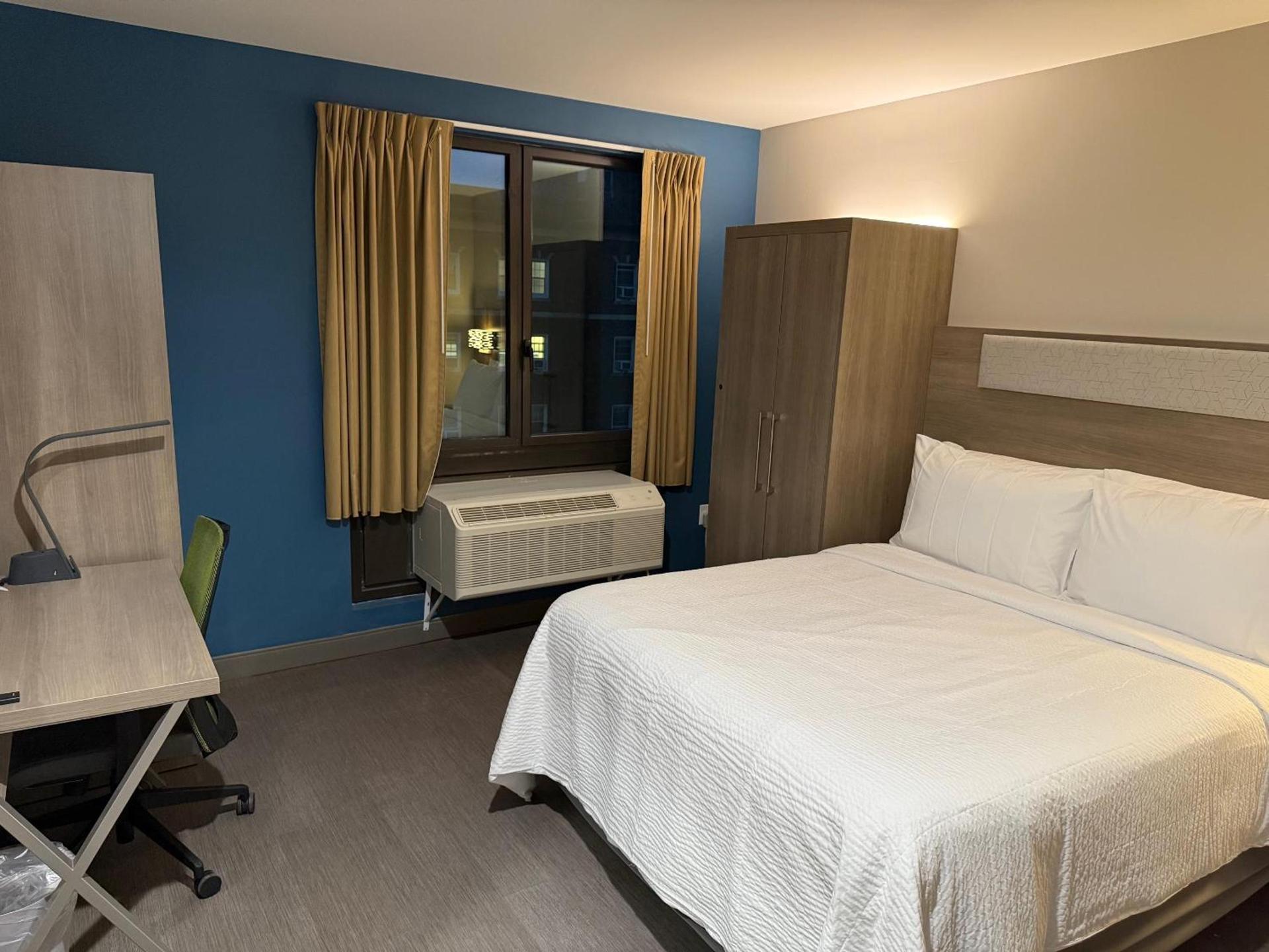 Holiday Inn Express & Suites photo 7