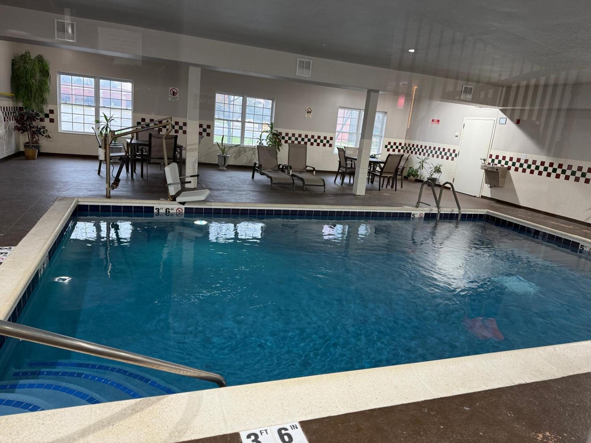 Country Inn & Suites by Radisson, Elgin, IL photo 9