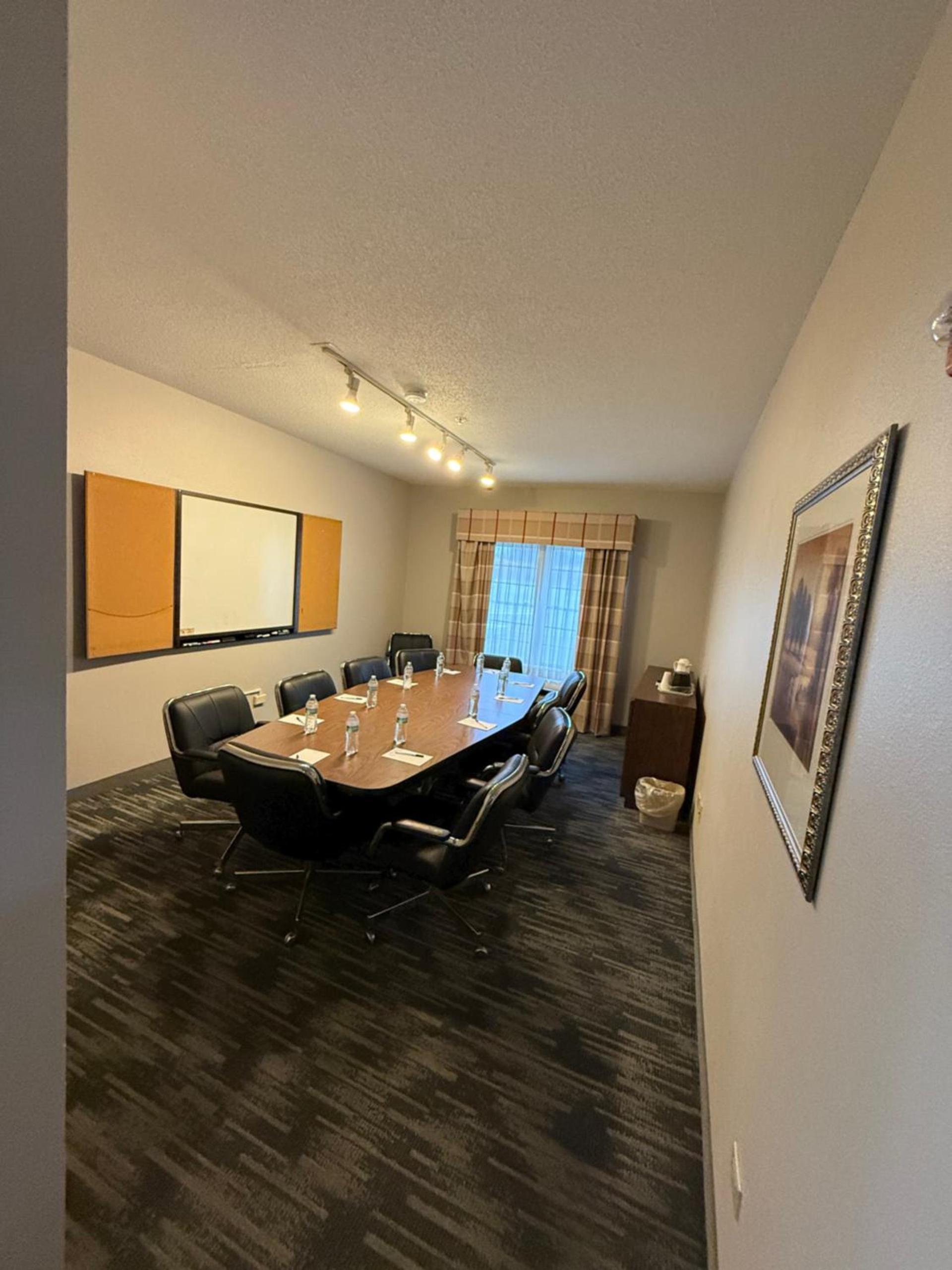Country Inn & Suites by Radisson, Elgin, IL photo 16