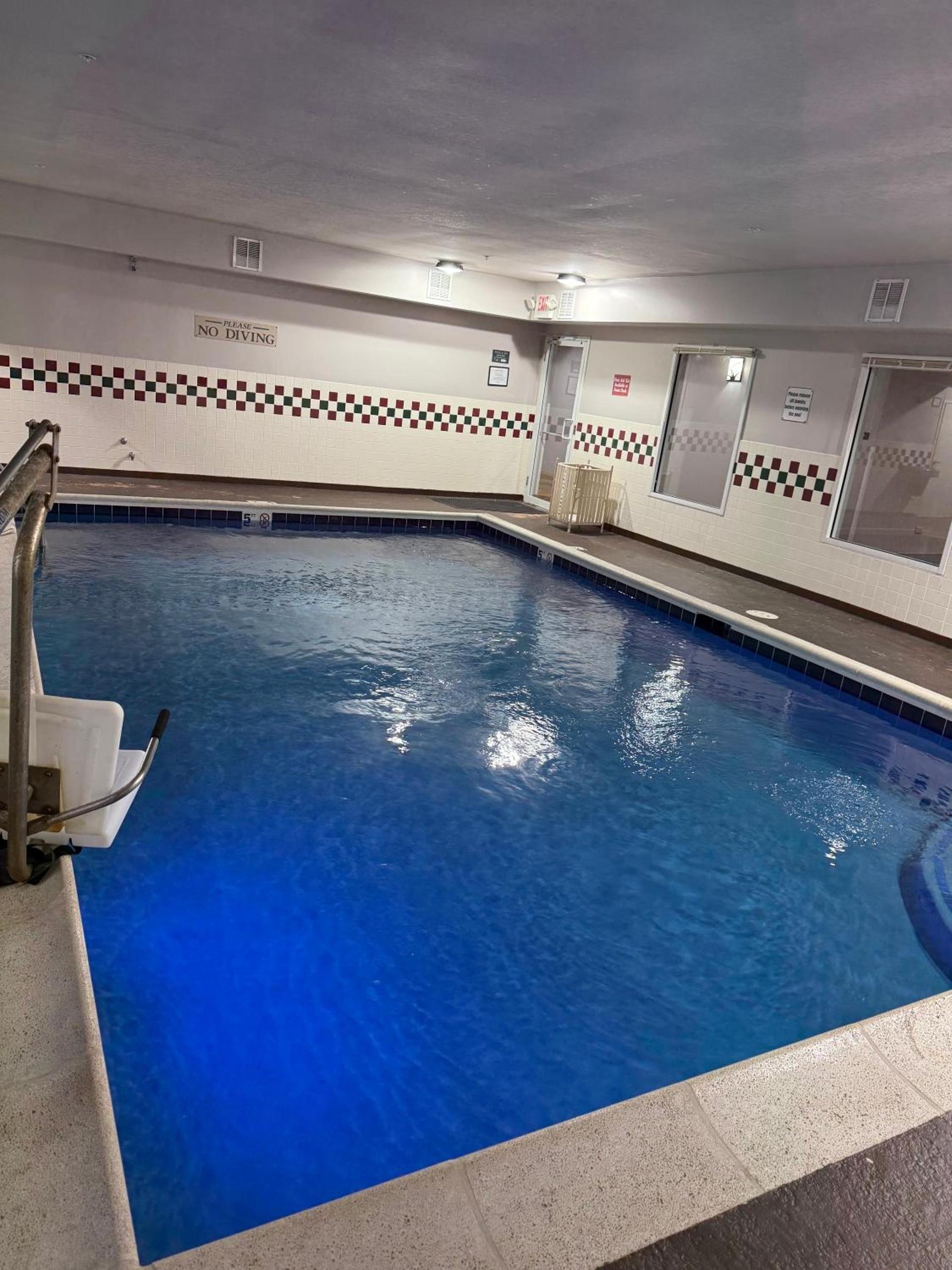 Country Inn & Suites by Radisson, Elgin, IL photo 10