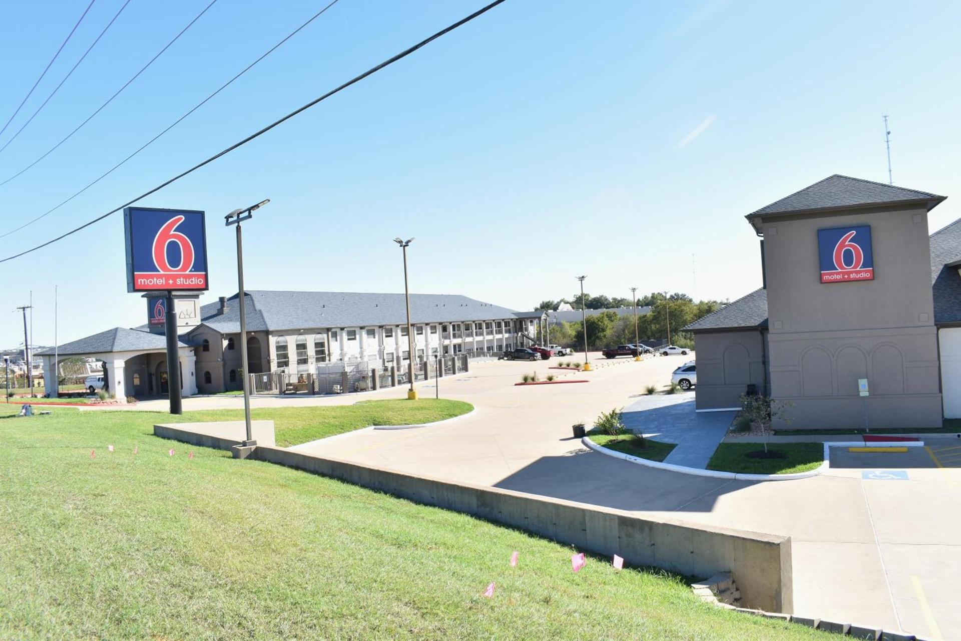 Motel 6-Brenham, TX photo 11