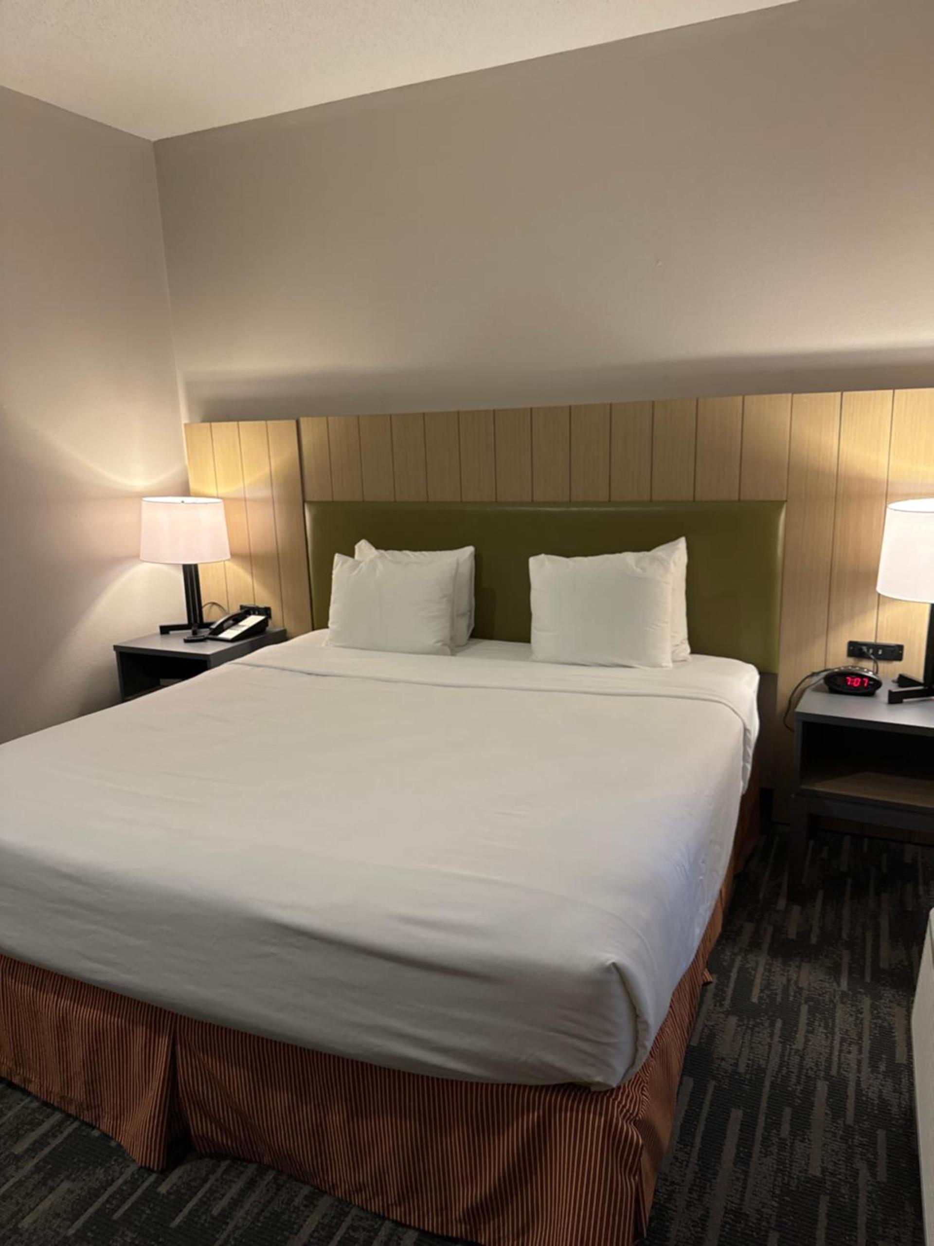 Country Inn & Suites by Radisson, Elgin, IL photo 28