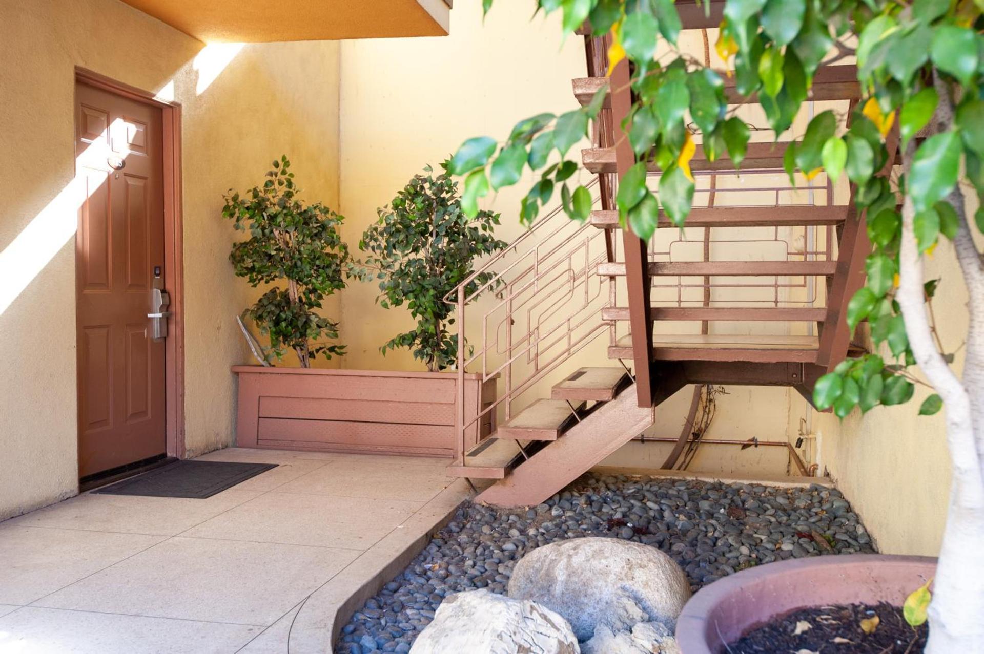 Studio City Court Yard Hotel photo 42