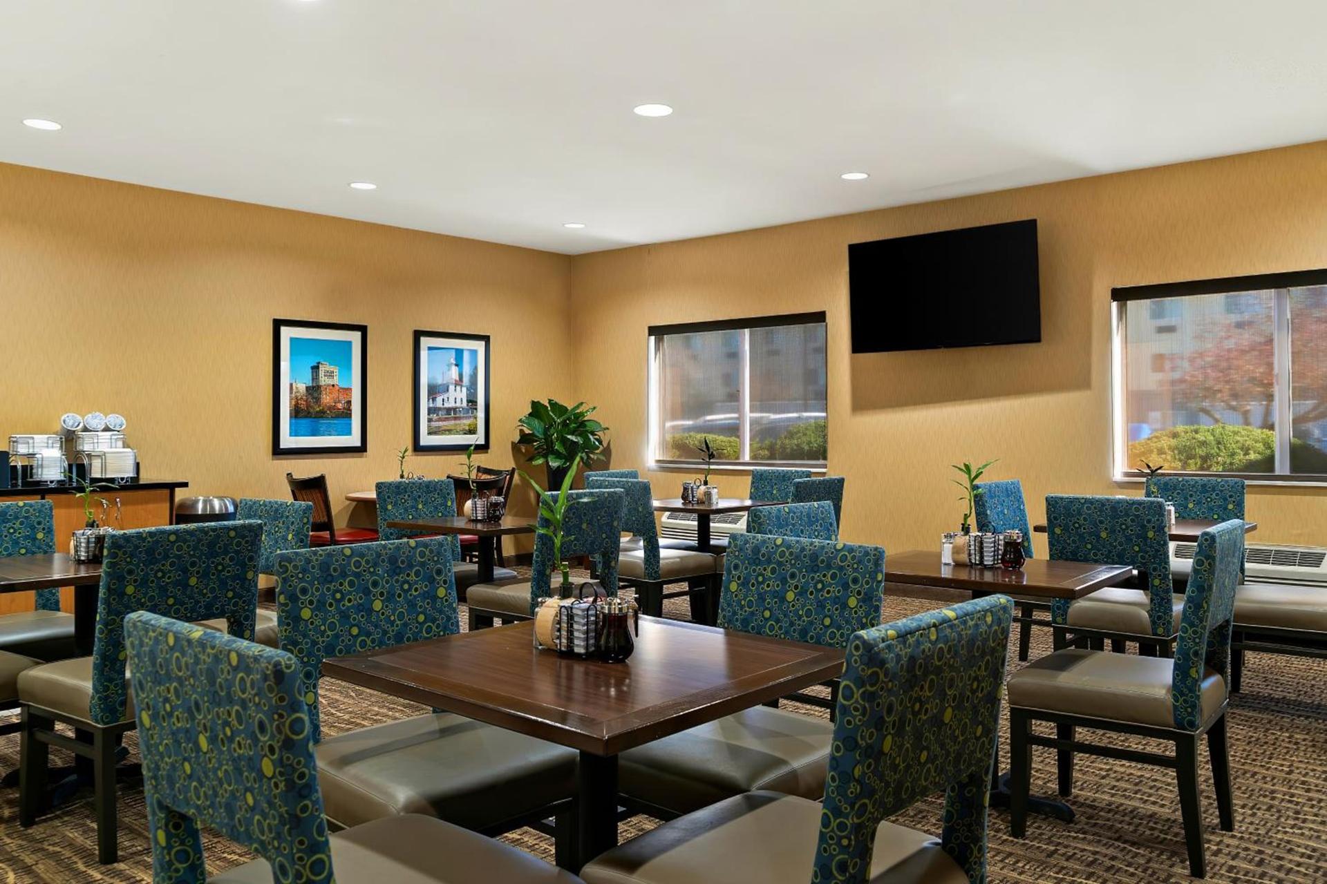 Comfort Suites- Saginaw photo 2