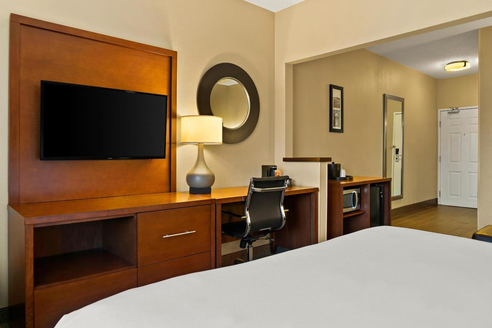 Comfort Suites- Saginaw photo 15