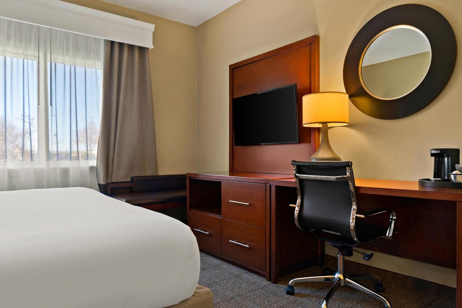 Comfort Suites- Saginaw photo 19